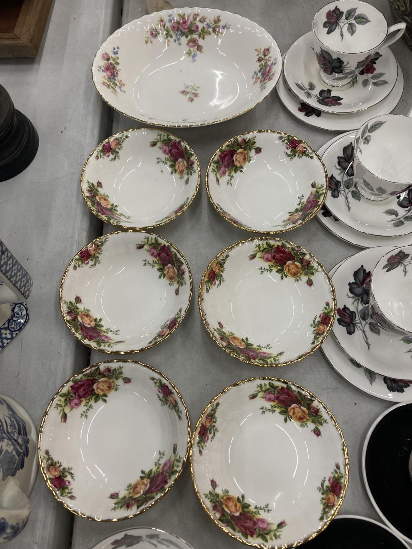 A QUANTITY OF ROYAL ALBERT CHINA TO INCLUDE 'MASQUERADE' CUPS AND SAUCERS, 'OLD COUNTRY ROSES' BOWLS - Image 5 of 6