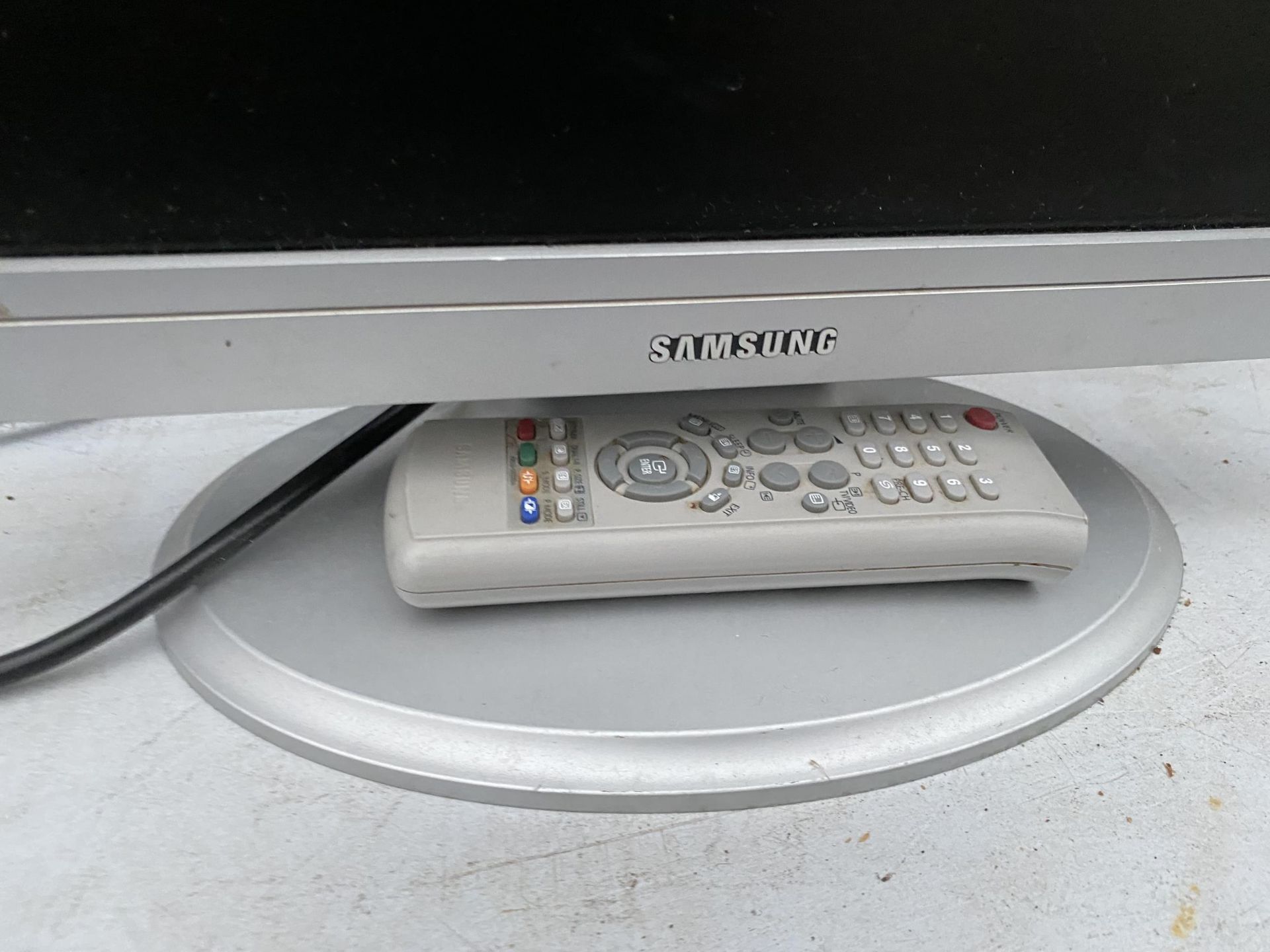 A SAMSUNG 15" TELEVISION WITH REMOTE CONTROL - Image 2 of 2