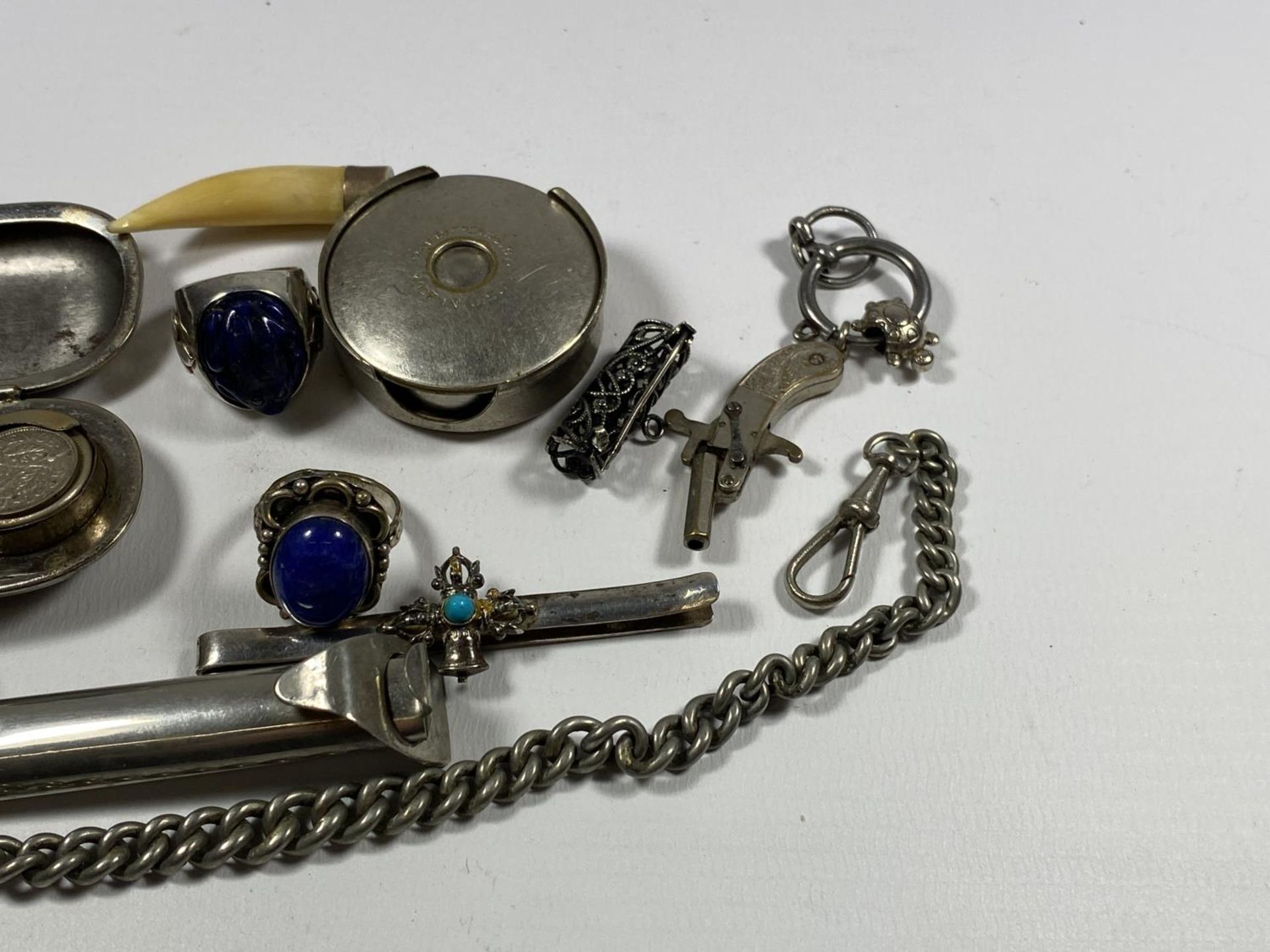 A MIXED LOT OF VINTAGE ITEMS & COLLECTABLES TO INCLUDE DOUBLE SOVEREIGN HOLDER, ALBERT CHAIN ETC - Image 3 of 3