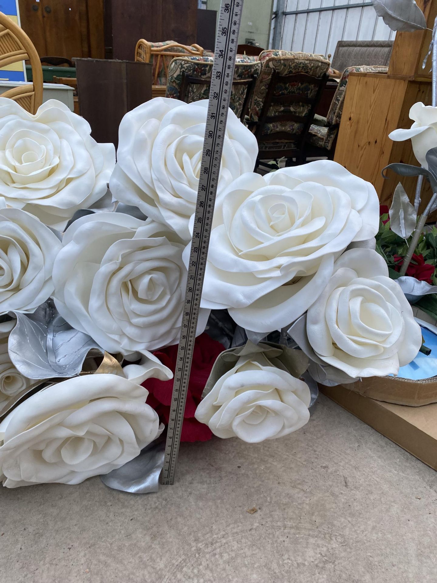 A LARGE QUANTITY OF ARTIFICIAL WEDDING FLOWERS AND DECORATIONS - Image 10 of 10