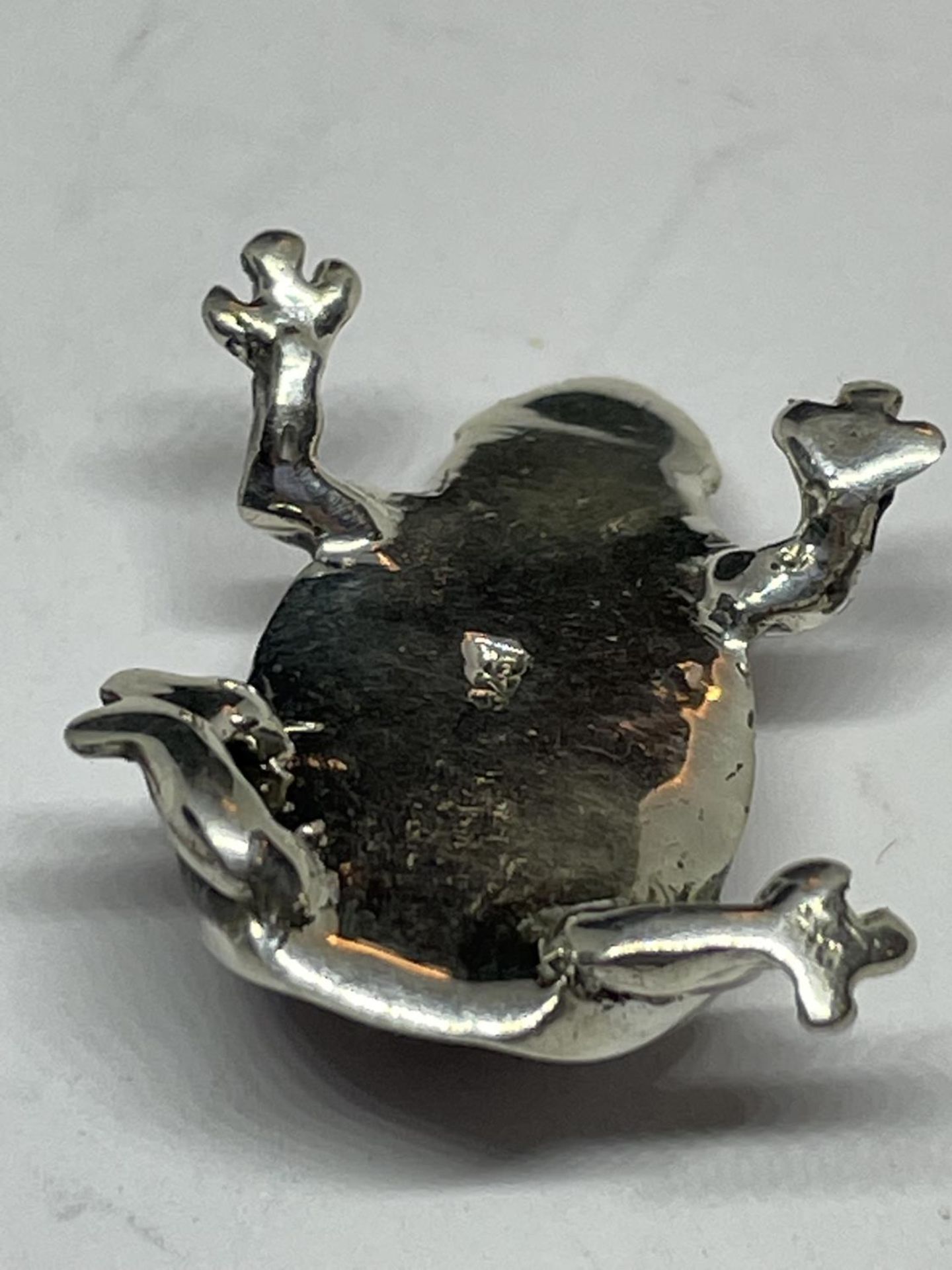 A MINIATURE SILVER FROG PIN CUSHION - Image 3 of 3