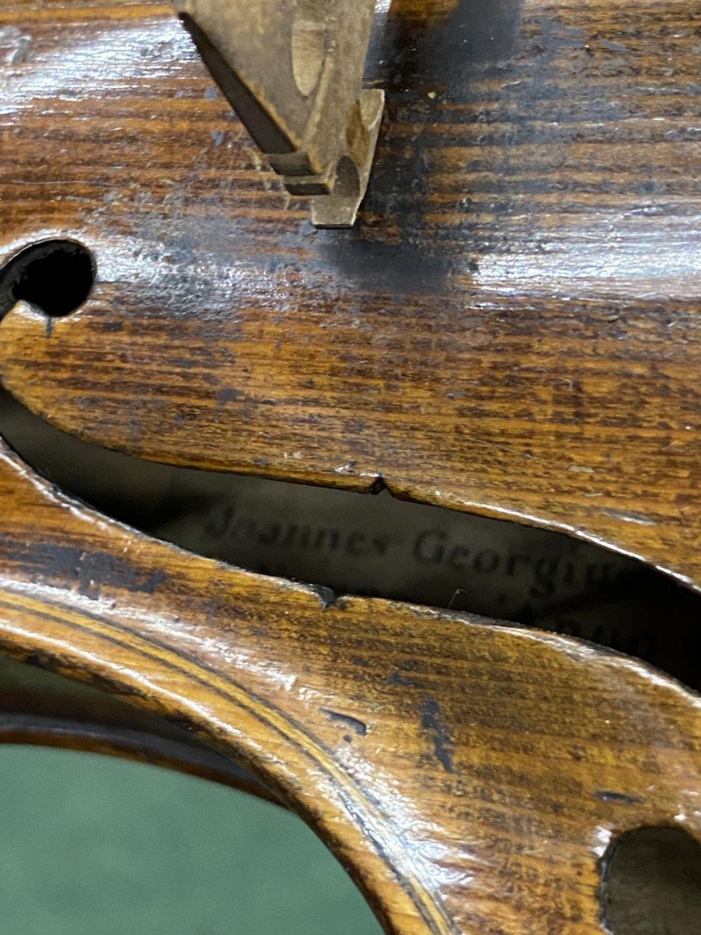 A 19TH CENTURY CASED VIOLIN WITH PAPER LABEL TO INTERIOR - 'JOANNES GEORGIUS' (DATE DIFFICULT TO - Image 7 of 10