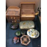 A COLLECTION OF BOXES TO INCLUDE PAPIER MACHE TRINKET BOXES, A VINTAGE INDEX BOX WITH CARDS, SMALL