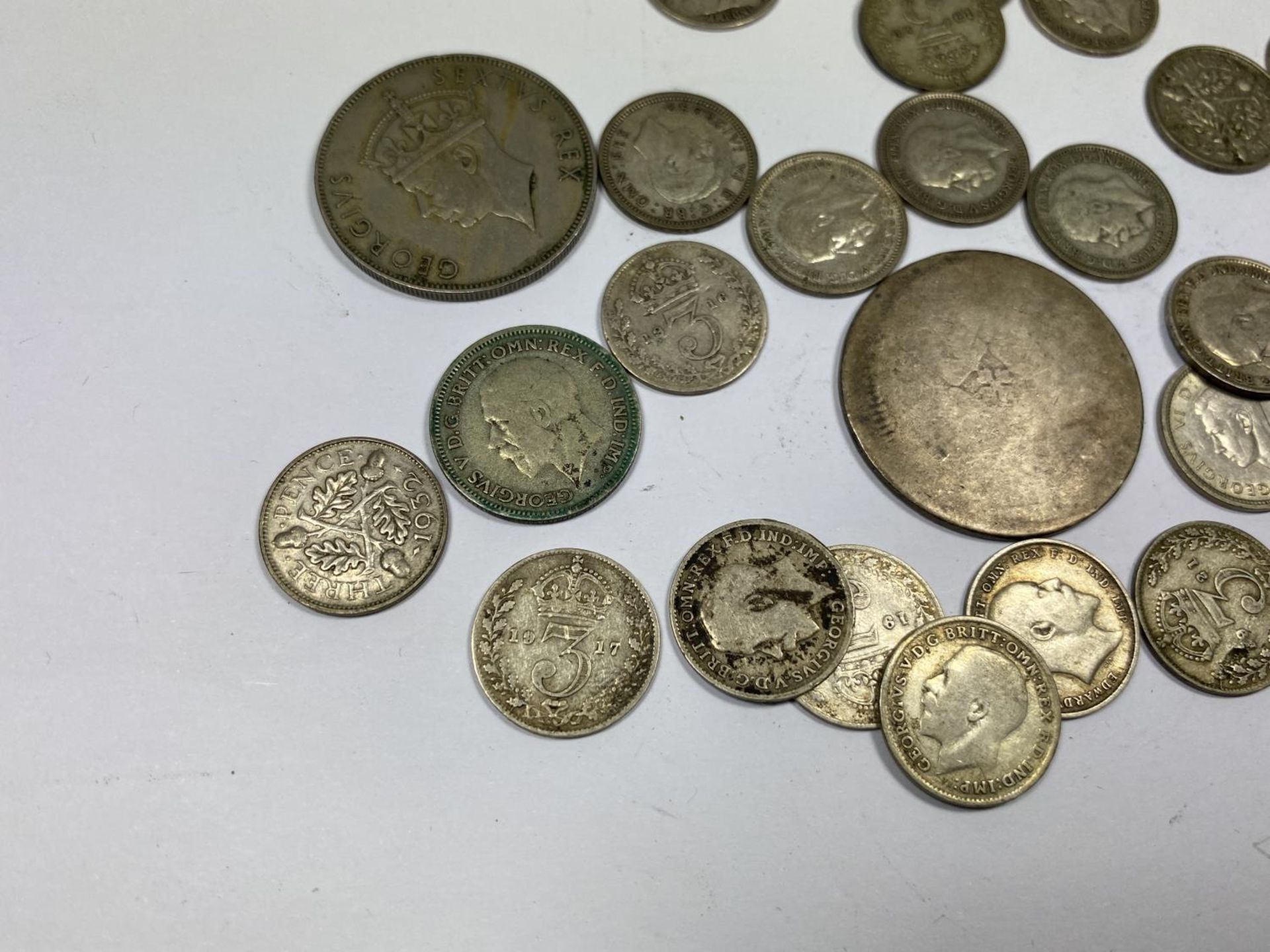 A MIXED GROUP OF PRE 1947 COINS TO INCLUDE HALF CROWNS, THREEPENCES ETC - Image 2 of 3