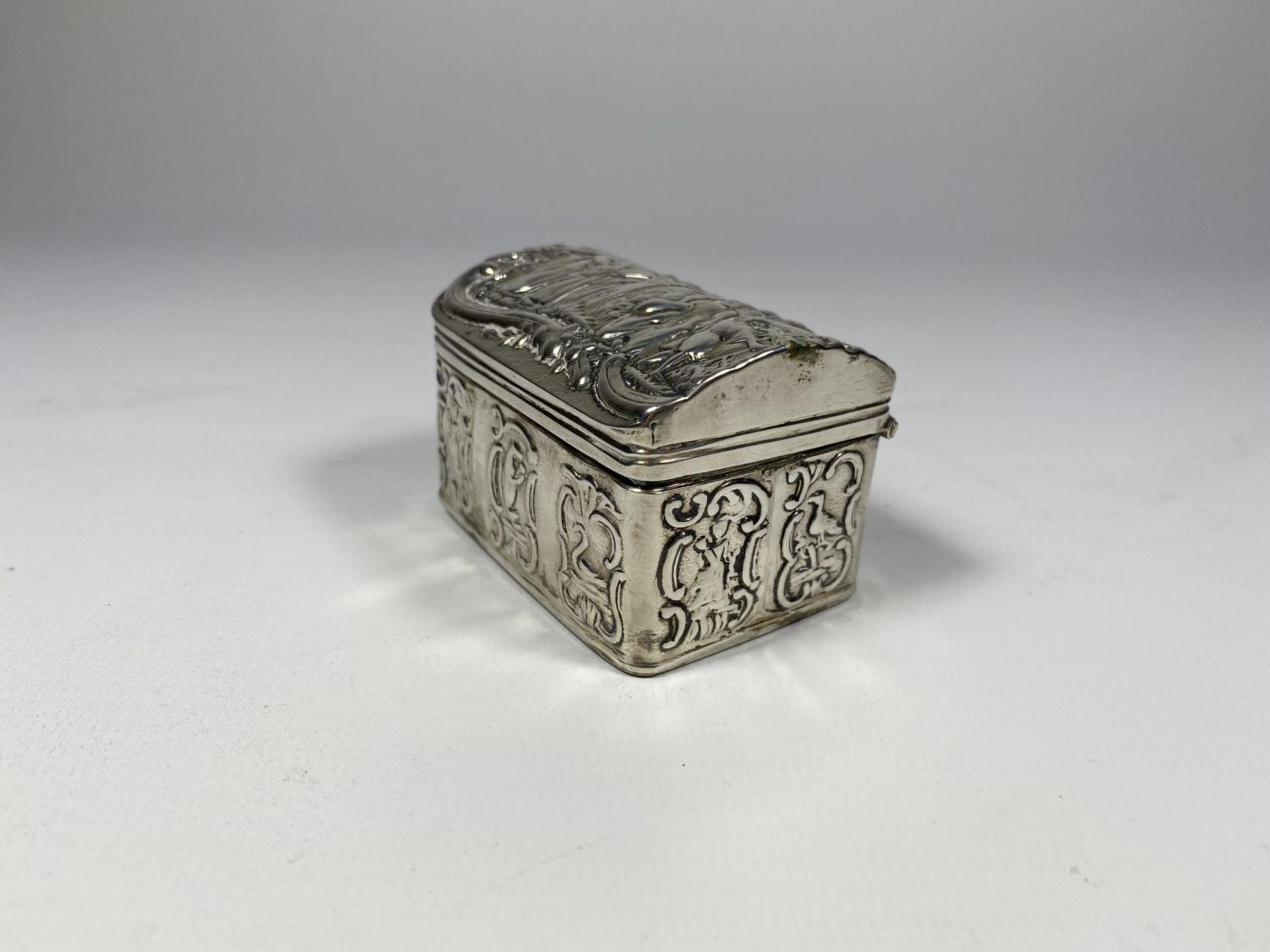 A CONTINENTAL WHITE METAL, POSSIBLY DUTCH, MINIATURE LIDDED PILL BOX / CHEST, UNMARKED - Image 3 of 7