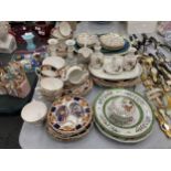 A LARGE QUANTITY OF TEAWARE TO INCLUDE CUPS, SAUCERS, CAKE PLATES, JUGS, BOWLS, CANDLESTICKS, ETC,