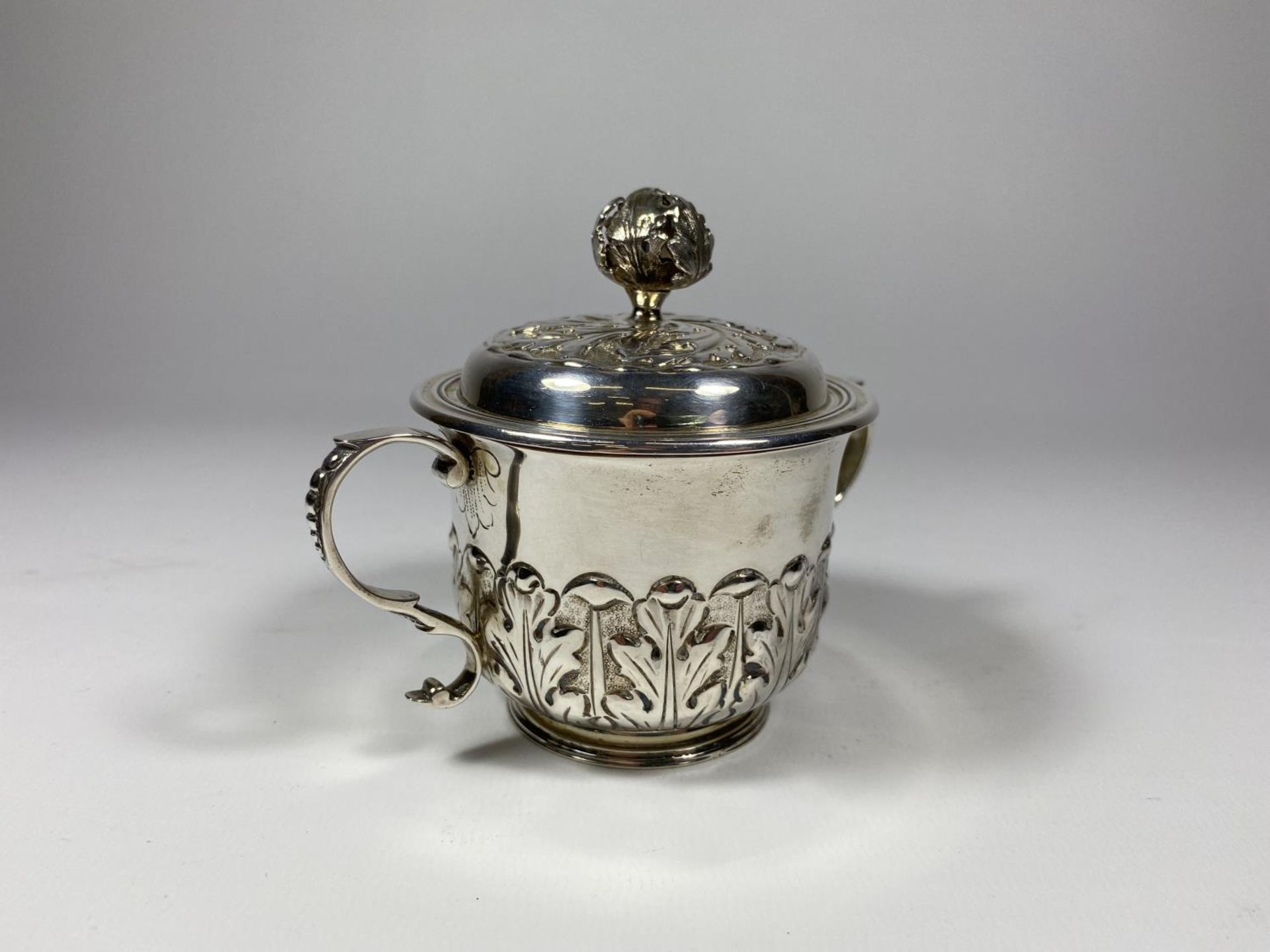 A VICTORIAN HALLMARKED SILVER LIDDED CHRISTENING CUP, MARKS FOR LONDON, 1900, WEIGHT 165G - Image 4 of 5