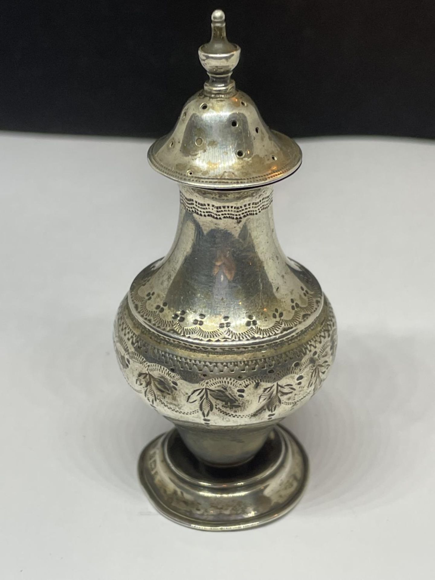 A HALLMARKED BIRMINGHAM SILVER PEPPER POT - Image 2 of 3