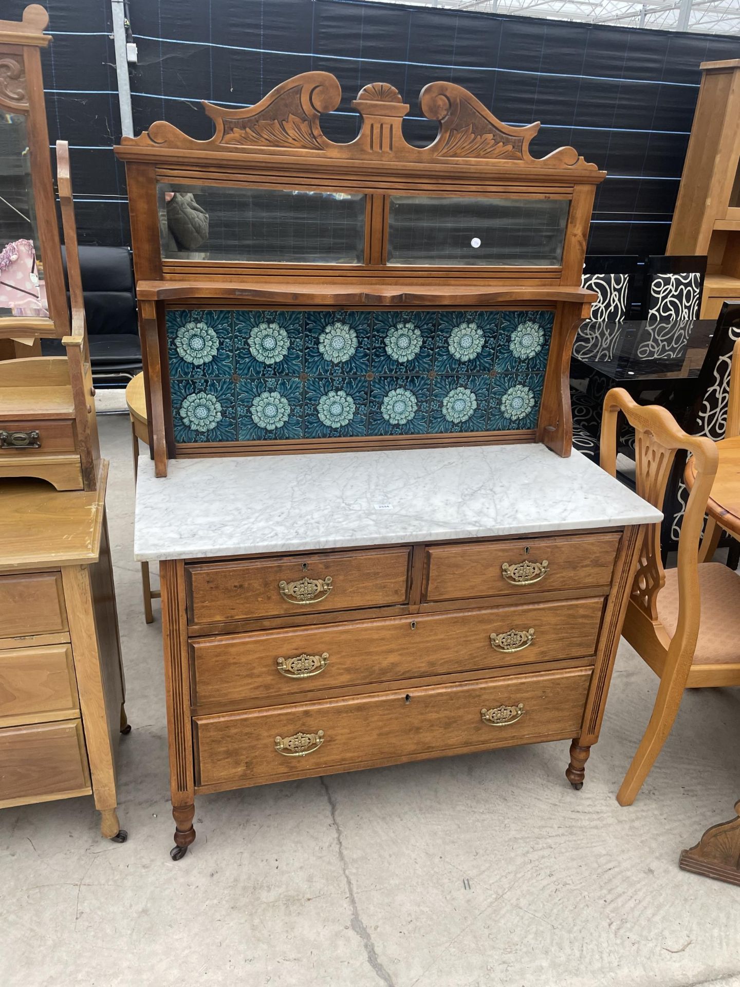 A VICTORIAN SATINWOOD MARBLE TOP WASHSTAND WITH MIRRORED AND TILED BACK HAVING TWO SHORT AND TWO