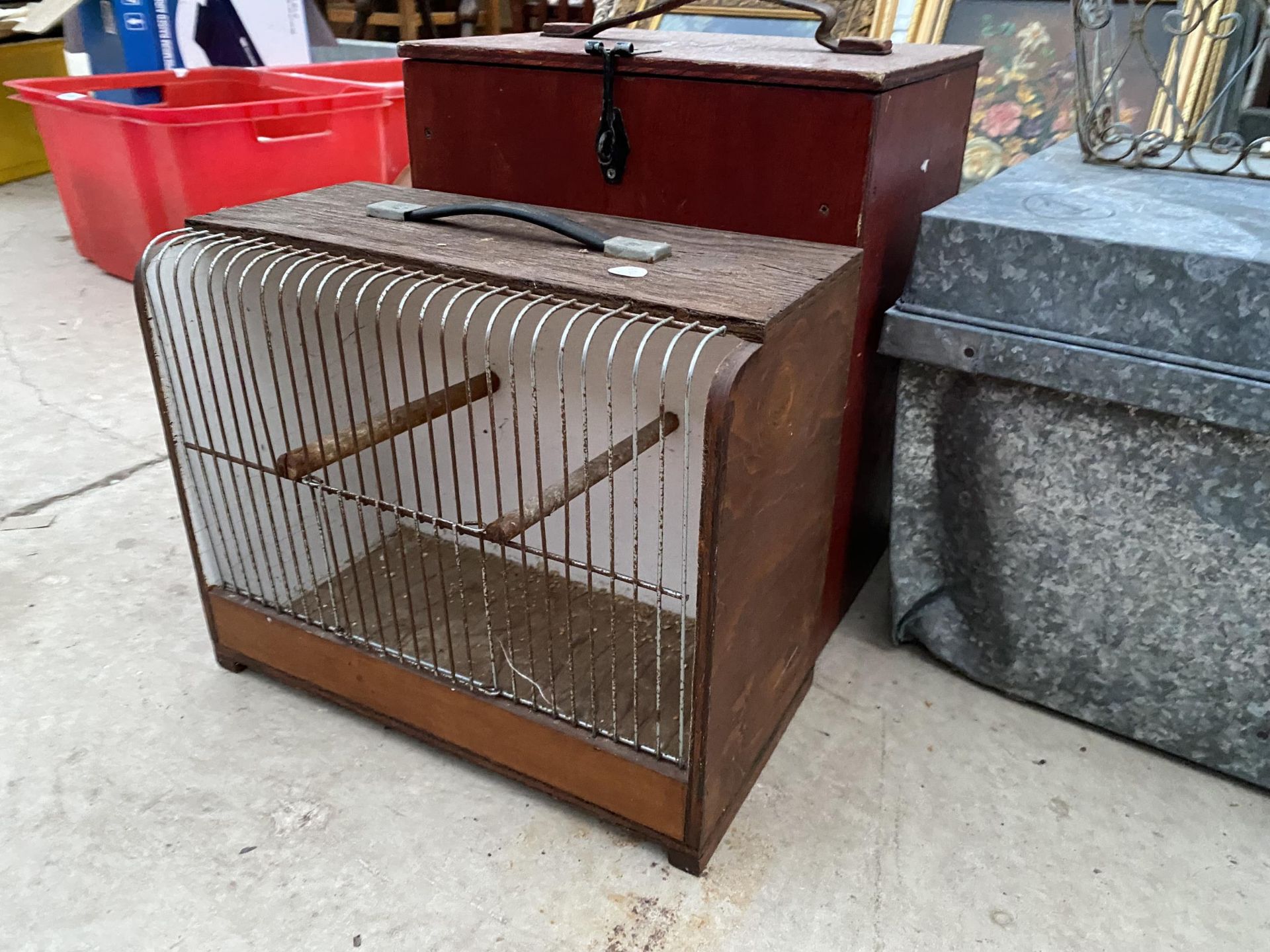 A COLLECTION OF ITEMS TO INCLUDE A TIN TRUNK, A METAL PLANTER AND A BUDGIE CAGE ETC - Image 3 of 8