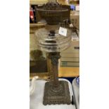 A VINTAGE BRASS CORINTHIAN COLUMN TABLE LAMP WITH CLEAR GLASS RESEVOIR