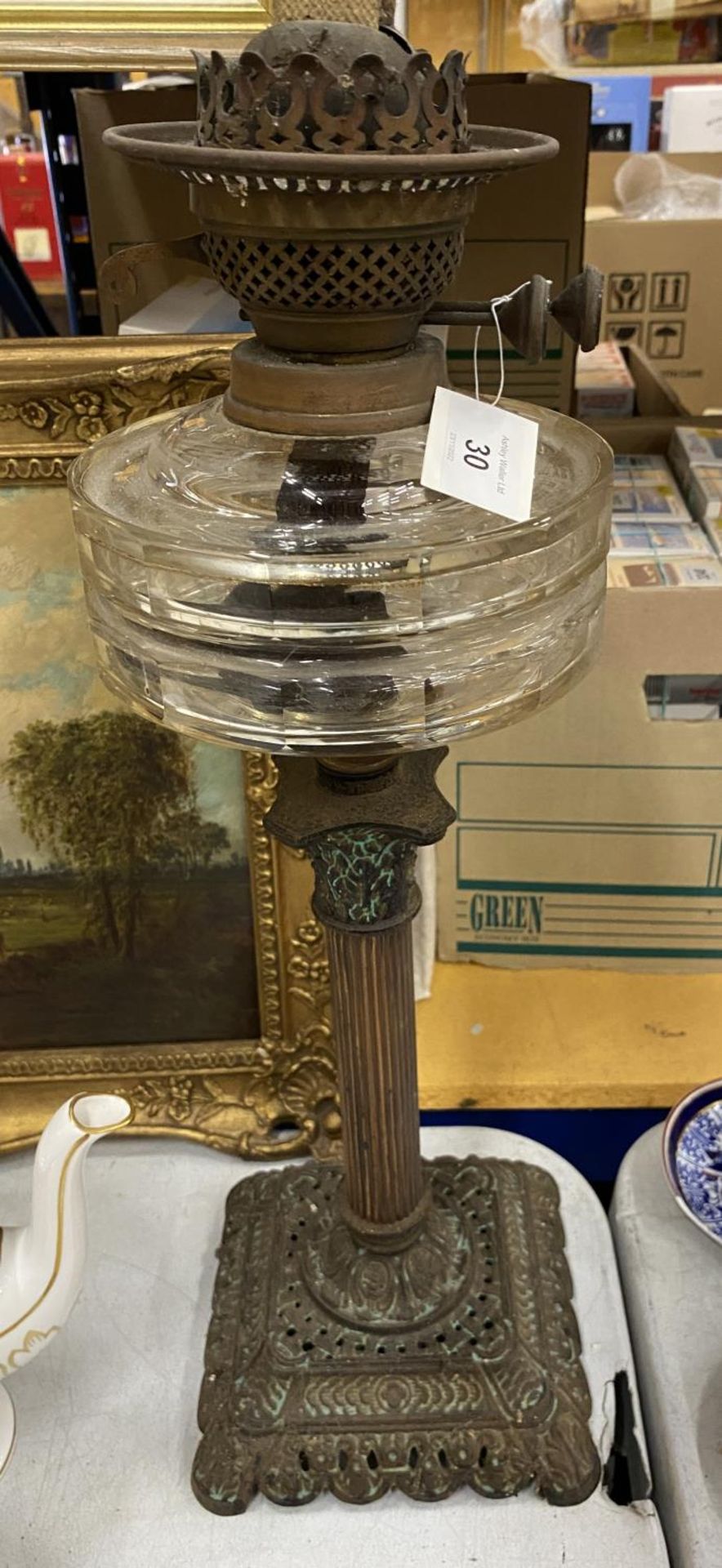 A VINTAGE BRASS CORINTHIAN COLUMN TABLE LAMP WITH CLEAR GLASS RESEVOIR