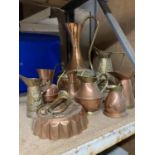 A QUANTITY OF BRASS AND COPPER ITEMS TO INCLUDE JUGS, A JELLY MOULD, BUGLE, ETC