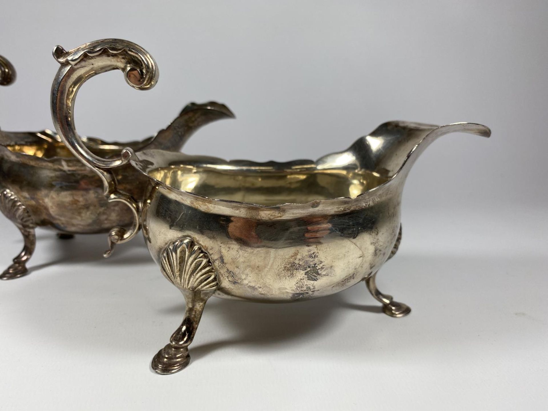 A PAIR OF GEORGE III HALLMARKED SILVER SAUCE / GRAVY BOATS, POSSIBLY BY GEORGE SMITH II, DATES TO - Image 2 of 5