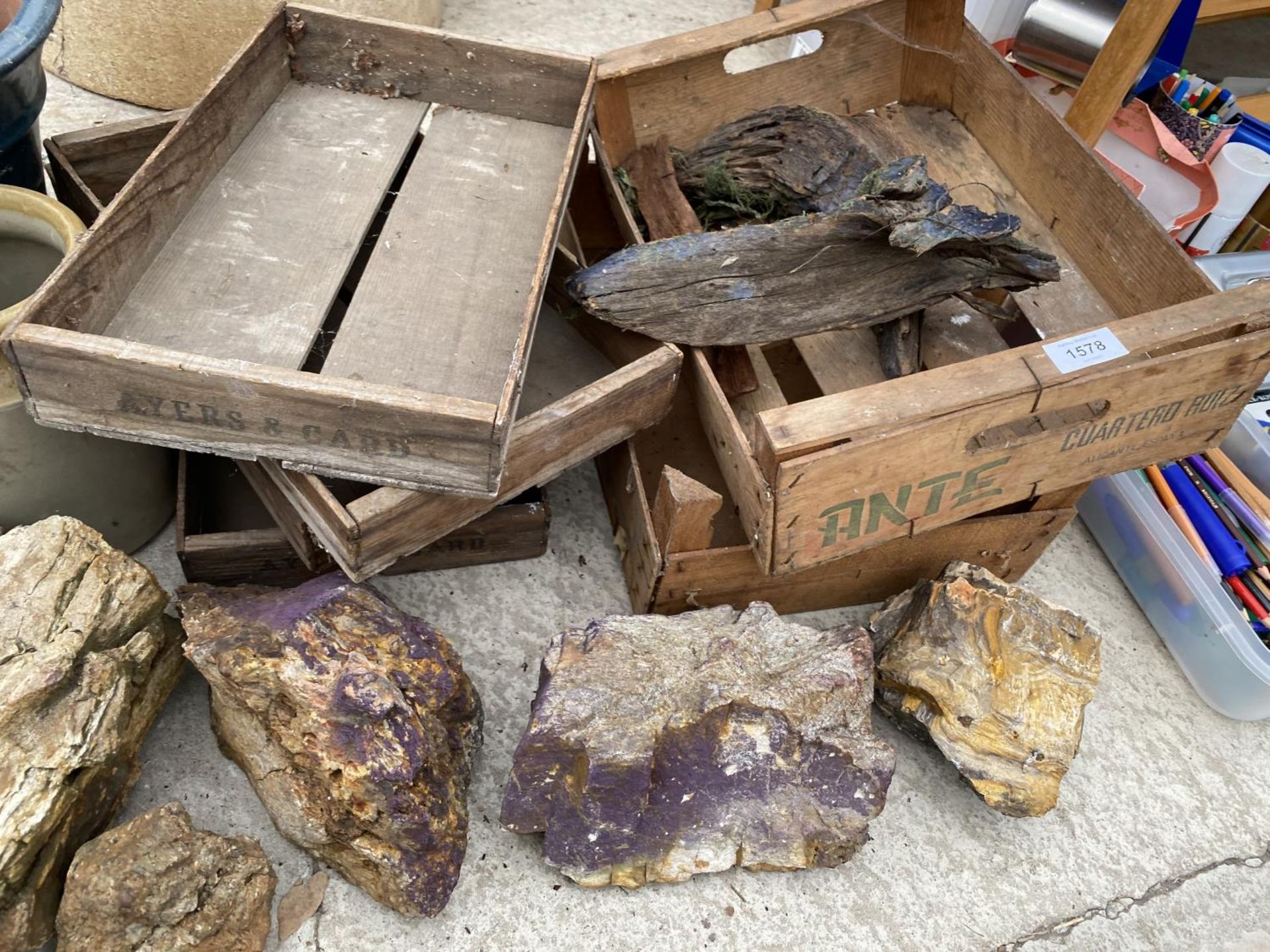 AN ASSORTMENT OF DECORATIVE ROCKS AND WOODEN CRATES ETC - Image 4 of 4