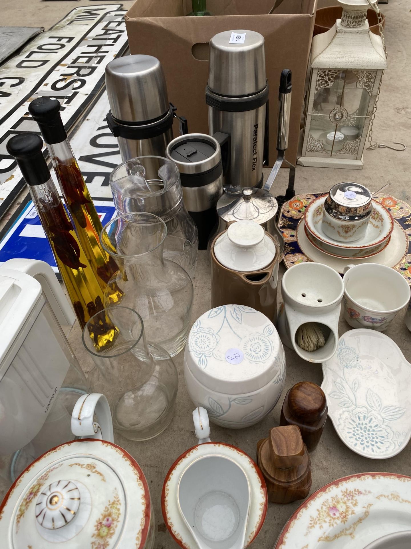 A LARGE ASSORTMENT OF ITEMS TO INCLUDE CERAMIC CUPS, A PARAFIN LAMP AND THERMOS FLASKS ETC - Image 2 of 6