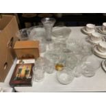 A QUANTITY OF VINTAGE GLASSWARE TO INCLUDE BOWLS, VASES, DESSERT DISHES, LIDDED POTS, GLASSES, ETC