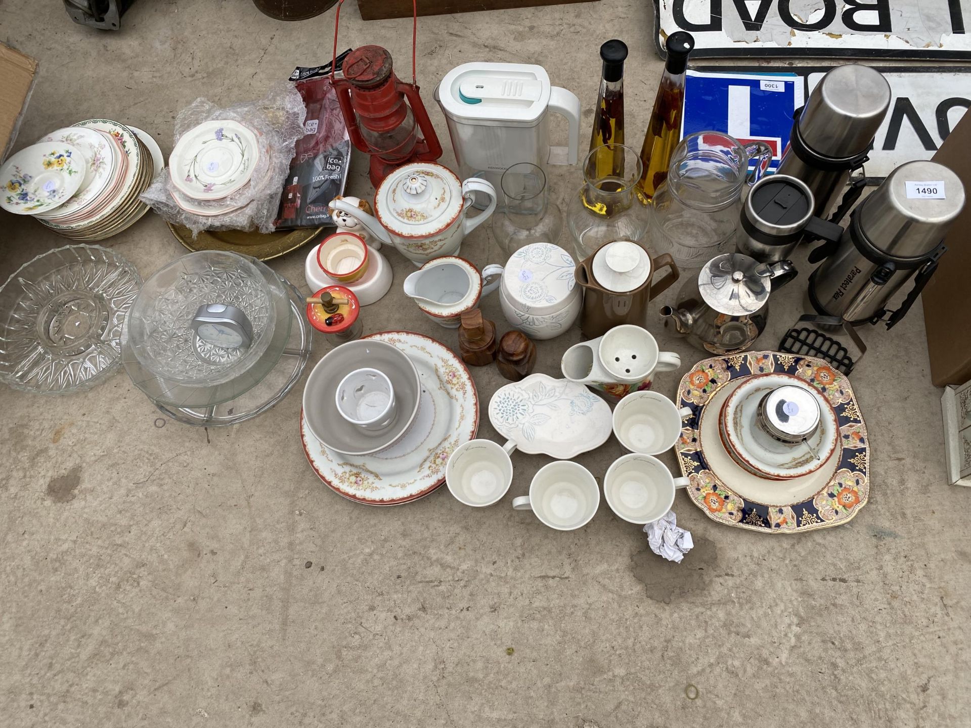 A LARGE ASSORTMENT OF ITEMS TO INCLUDE CERAMIC CUPS, A PARAFIN LAMP AND THERMOS FLASKS ETC