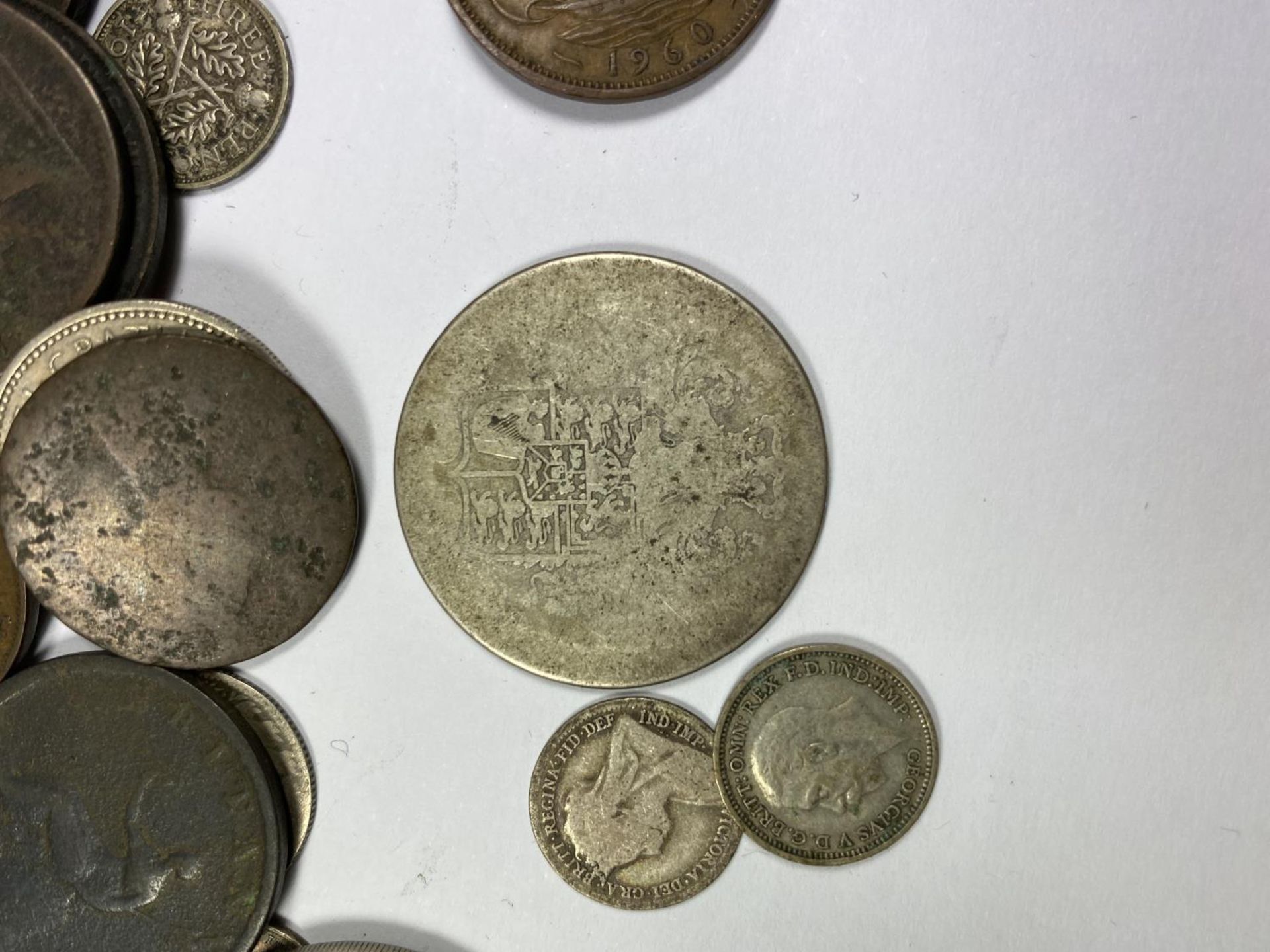 A MIXED LOT OF ASSORTED COINS TO INCLUDE SILVER HALF CROWN GEORGIAN SILVER COIN (RUBBED) ETC - Image 2 of 3