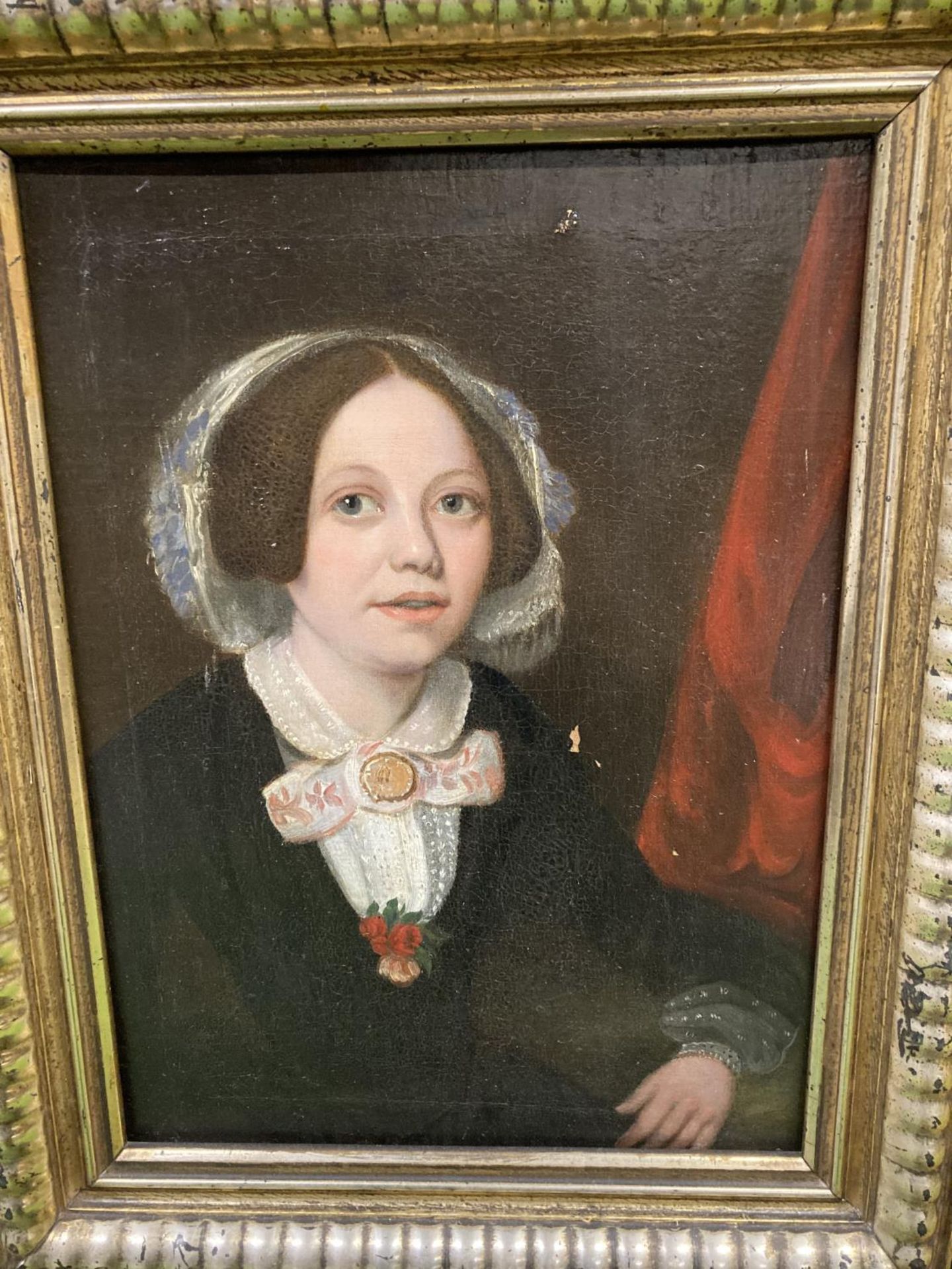 AN ENGLISH 19TH CENTURY OIL ON CANVAS PORTRAIT OF A LADY IN A GILT FRAME 36.5CM X 46CM INCLUDING