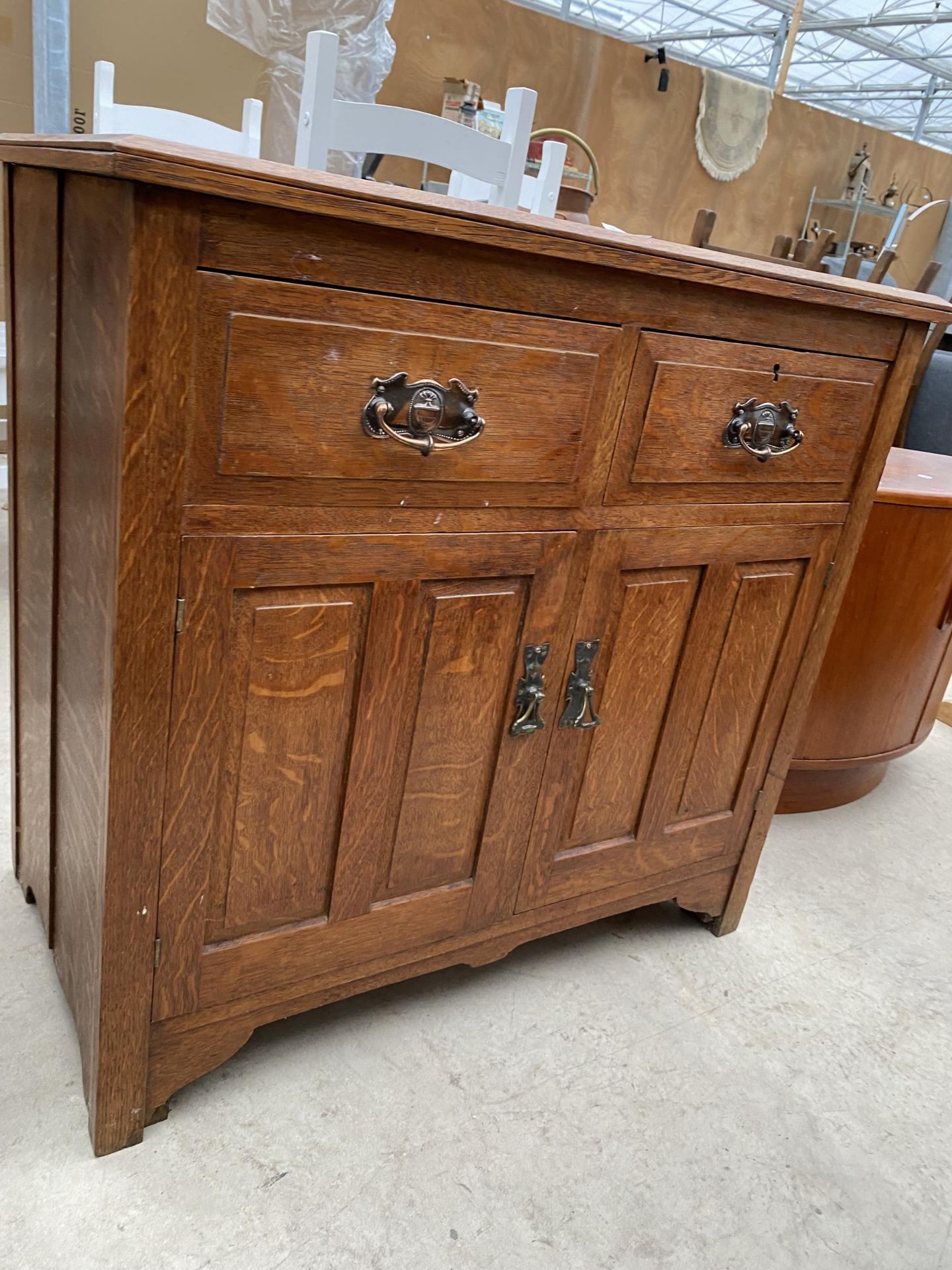 AN EDWARDIAN OAK SIDEBOARD ENCLOSING TWO PANELLED DOORS AND TWO FRIEZE DRAWERS, 32" WIDE - Bild 2 aus 2
