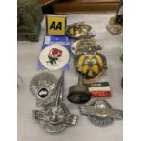 A COLLECTION OF VINTAGE CAR BADGES TO INCLUDE THE AA AND MORRIS, ETC