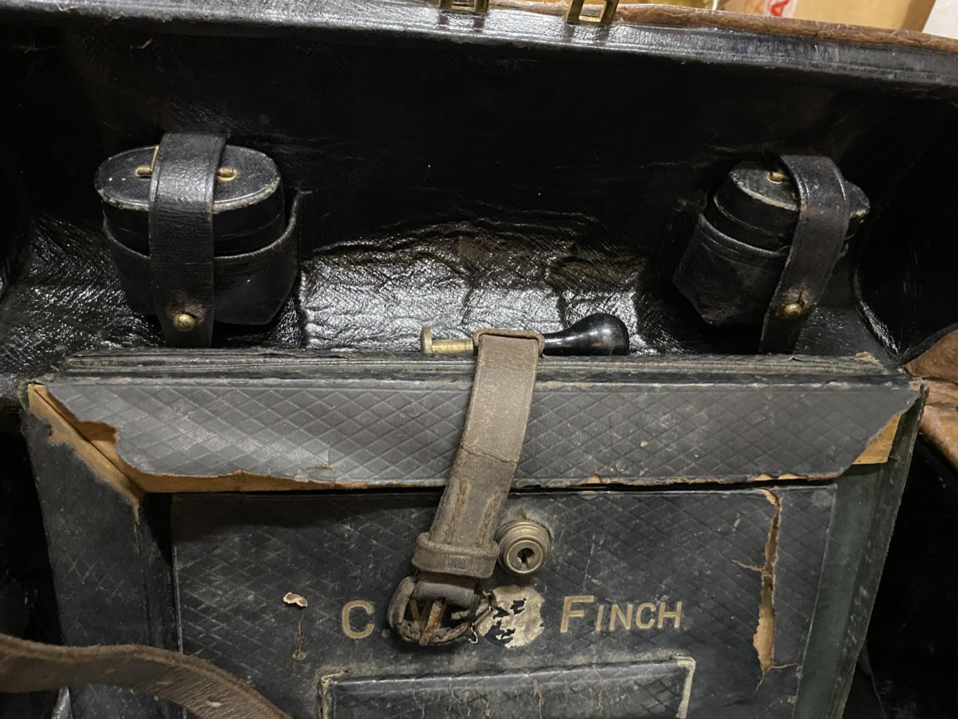 A VINTAGE 1930/1940'S LEATHER TRAVELLING CASE WITH INSET INK HOLDERS WITH BRASS HANDLES, WAX STAMP - Image 4 of 7