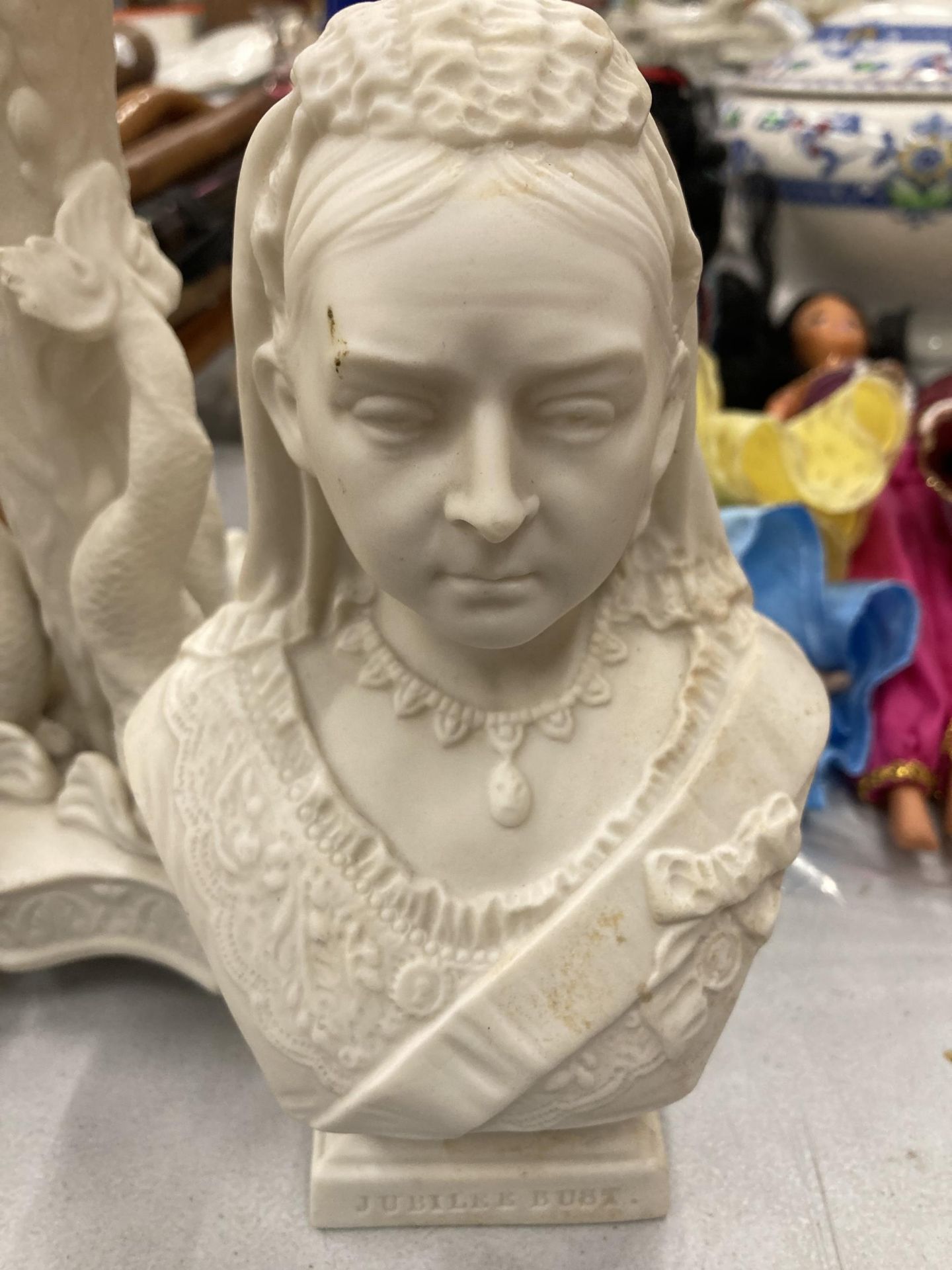 TWO PIECES OF PARIEN WARE TO INCLUDE A BUST OF QUEEN VICTORIA AND A VASE WITH FISH DECORATION - Image 3 of 3