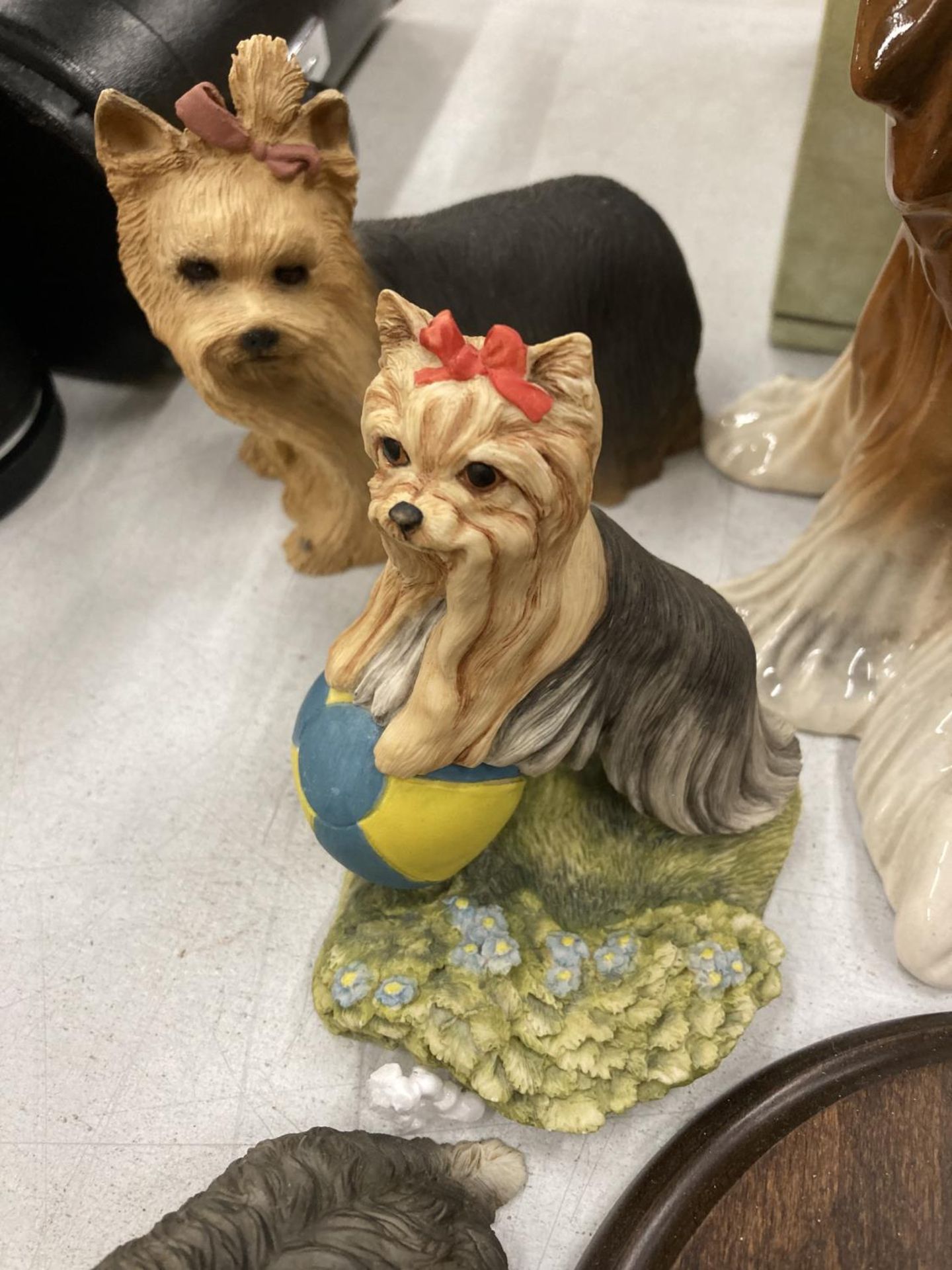 A LARGE QUANTITY OF CERAMIC AND RESIN YORKSHIRE TERRIER DOGS TO INCLUDE SHERRATT AND SIMPSON, - Image 3 of 4