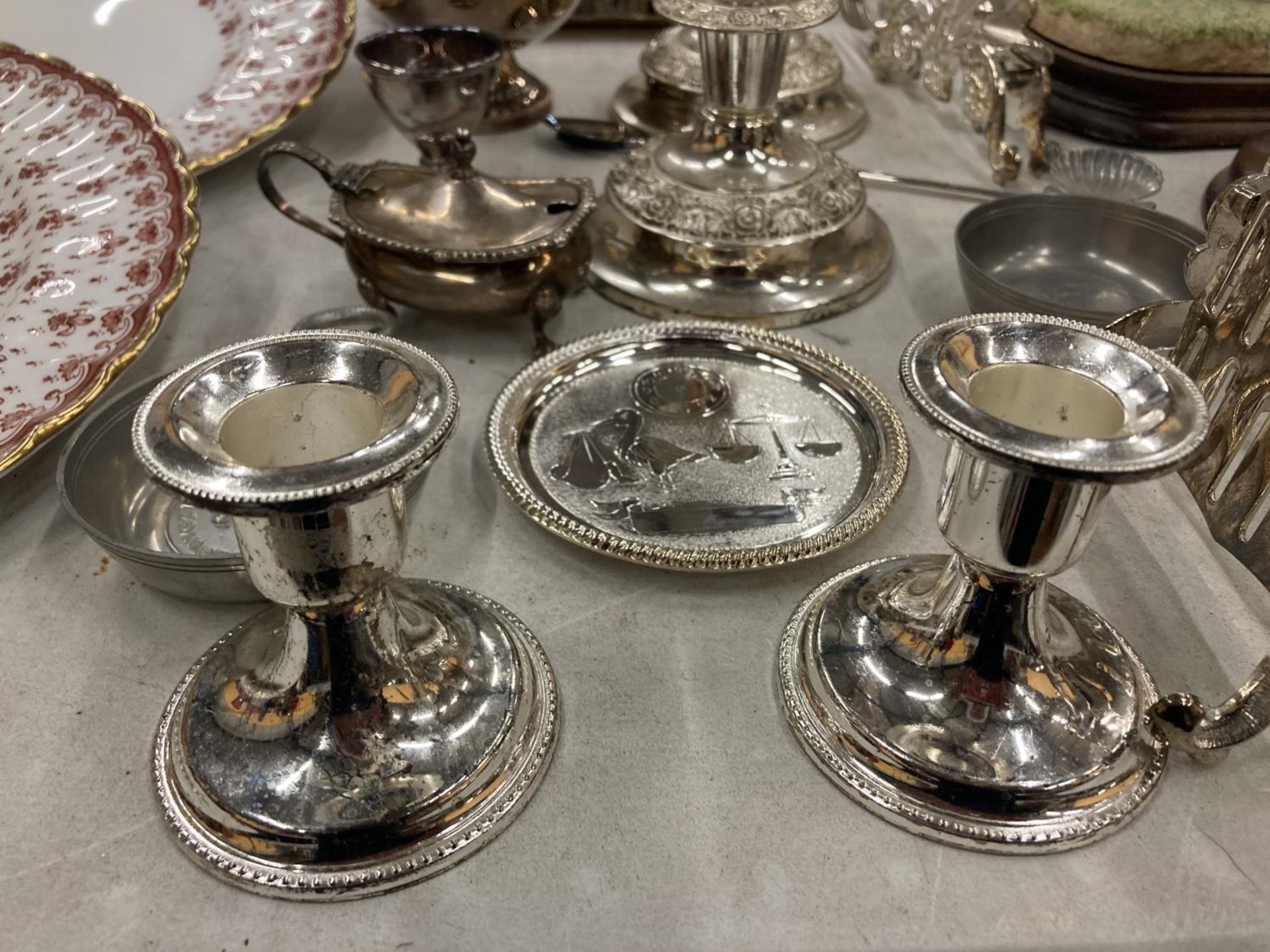 A QUANTITY OF SILVER PLATED ITEMS TO INCLUDE A TOAST RACK, COASTERS, CANDLESTICKS, MUSTARD POT, - Image 4 of 5