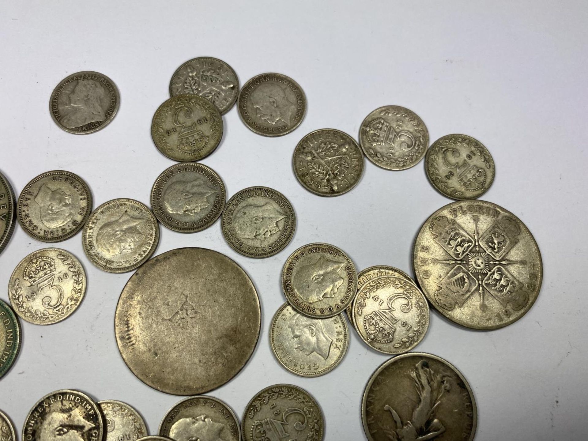 A MIXED GROUP OF PRE 1947 COINS TO INCLUDE HALF CROWNS, THREEPENCES ETC - Bild 3 aus 3
