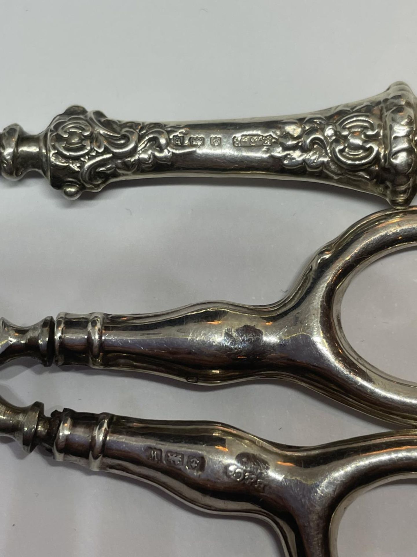 TWO SILVER HANDLED ITEMS TO INCLUDE A PAIR OF SISSORS AND A NAIL FILE - Image 3 of 3