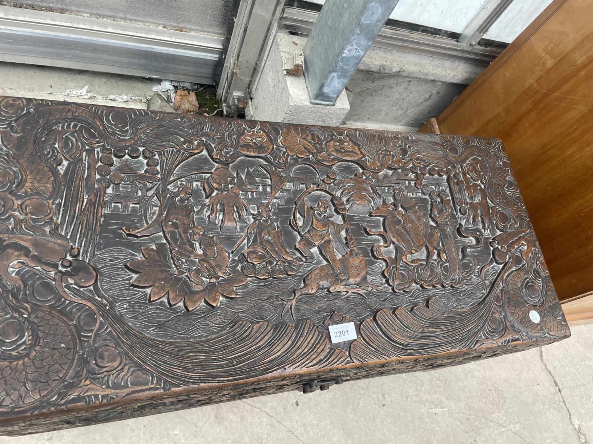 A MID 20TH CENTURY CAMPHOR WOOD CHEST PROFUSELY CARVED WITH ORIENTAL SCENES, 31.5X14.5" - Image 2 of 5