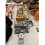 A MIXED LOT TO INCLUDE A MAUCHLIN WARE MONEY BOX, VINTAGE HAIR CLIPPERS, PENS, BADGES, LIGHTERS, ETC