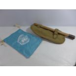 A WORLD WAR II ENTRENCHING TOOL DATED 1944 AND A UN FLAG (2)
