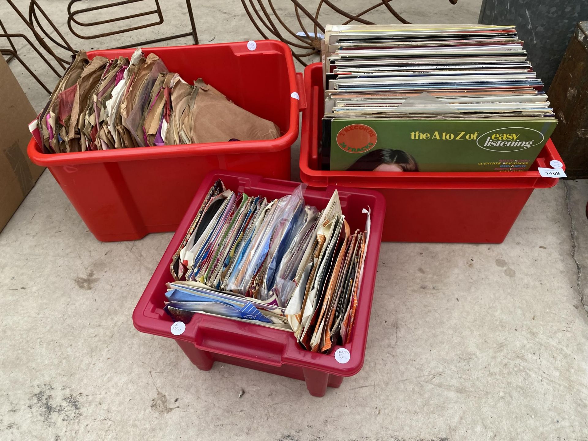 A LARGE ASSORTMENT OF VINTAGE LP RECORDS AND 7" SINGLES