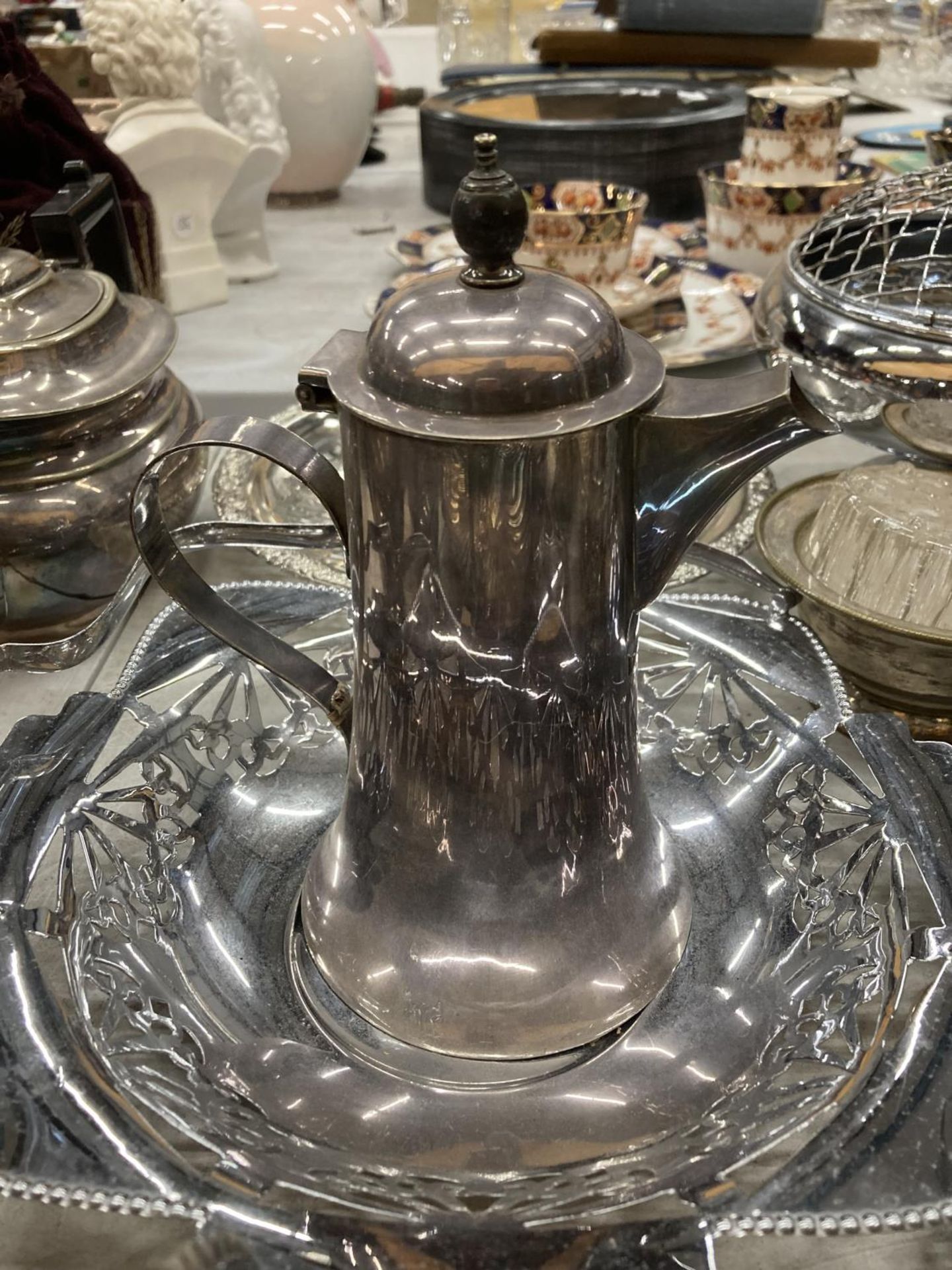 A LARGE QUANTITY OF SILVER PLATED ITEMS TO INCLUDE TEA AND COFFEE POTS, MILK JUG, SUGAR BOWL, ROSE - Image 3 of 6