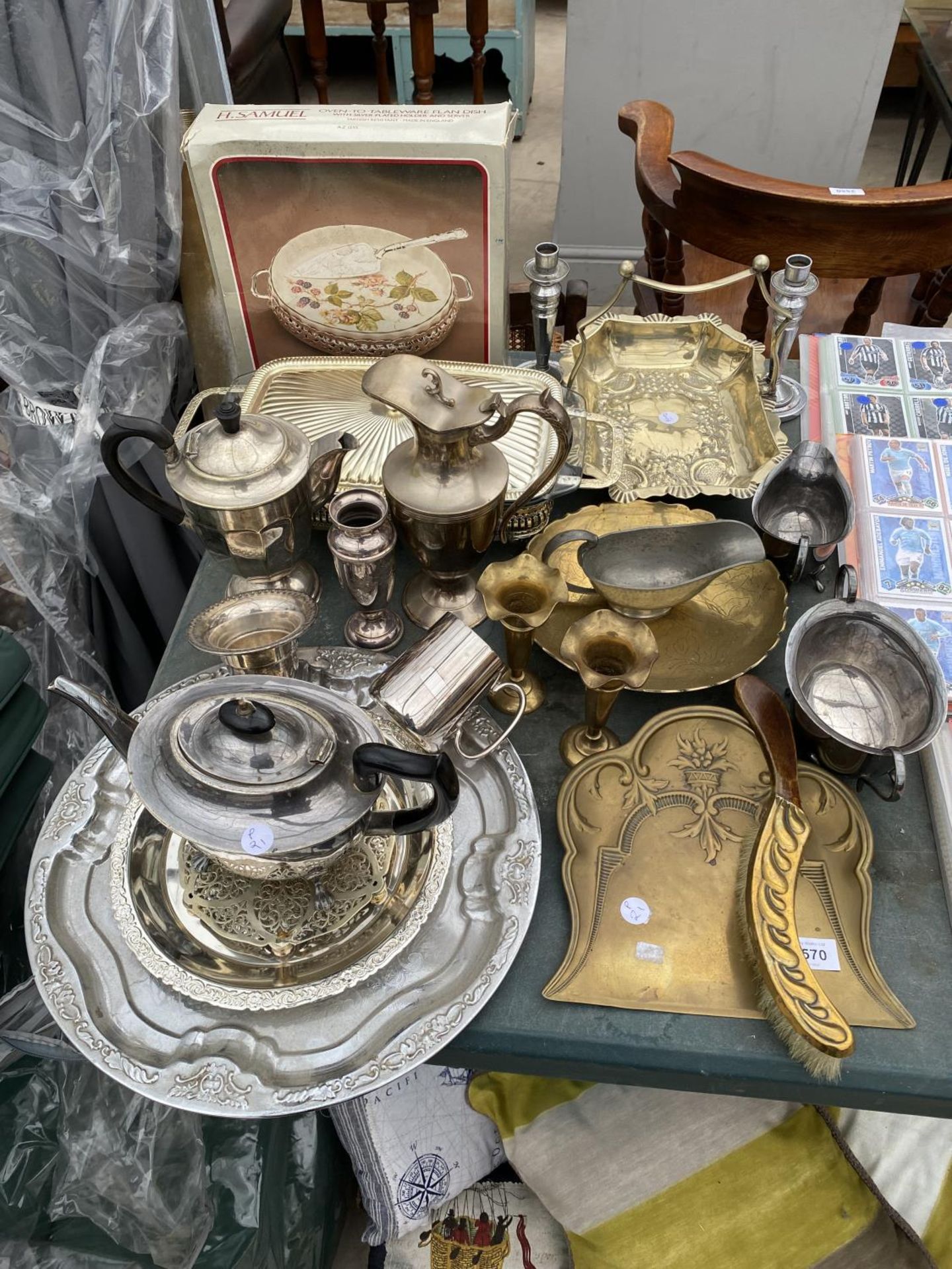 AN ASSORTMENT OF METAL WARE ITEMS TO INCLUDE A SILVER PLATE TEAPOT, TWO BRASS BUD VASES AND TWO