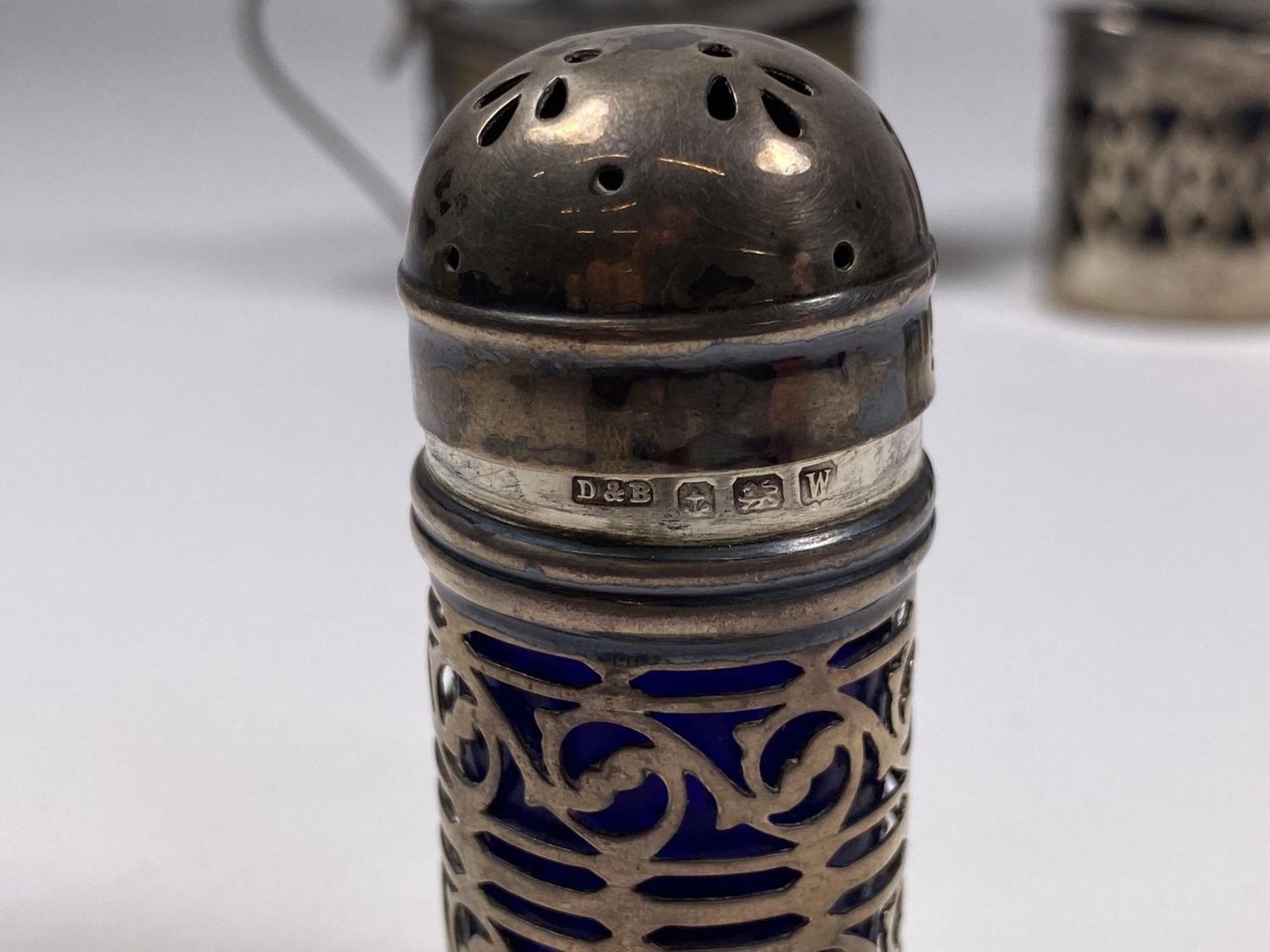 A HALLMARKED SILVER CONDIMENT SET COMPRISING MUSTARD POTS, OPEN SALT, SHAKERS AND FURTHER OPEN - Image 3 of 4