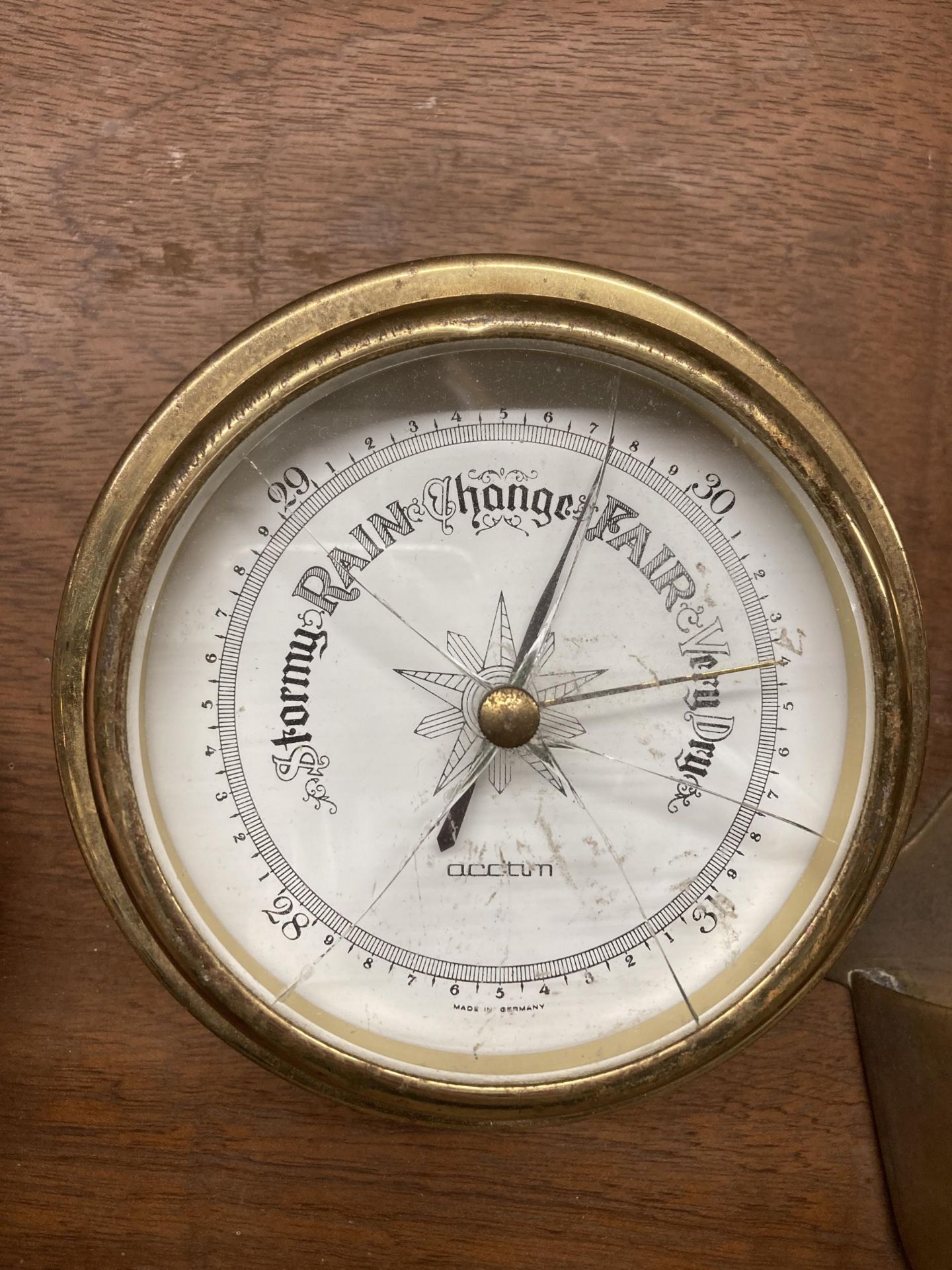 A BRASS BAROMETER AND CLOCK ON A WOODEN BASE - Image 2 of 4