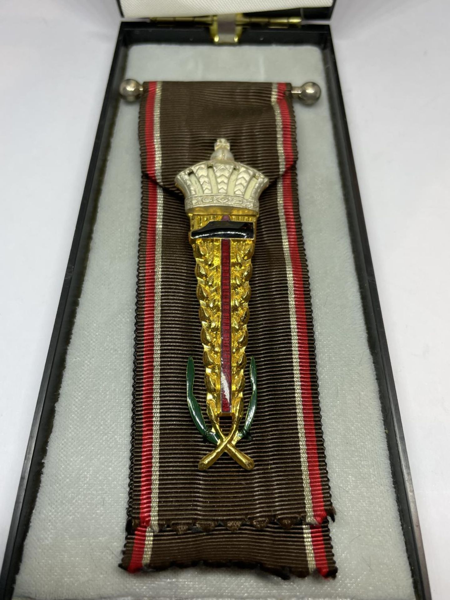 A MILITARY MEDAL IN A PRESENTATION BOX - Image 2 of 3