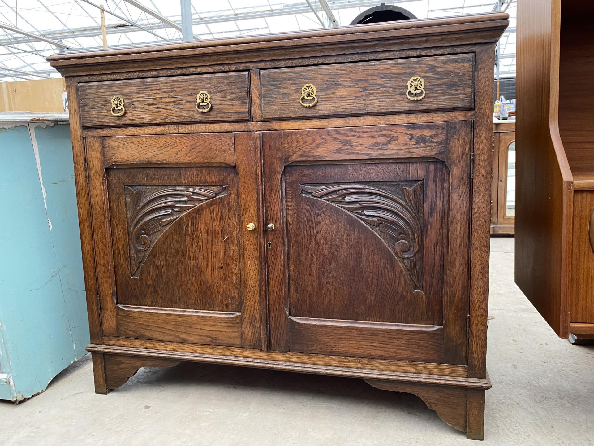A MID 20TH CENTURY OAK SIDEBOARD WITH TWO DRAWERS AND CARVED PANEL DOORS, 42" WIDE - Bild 3 aus 5