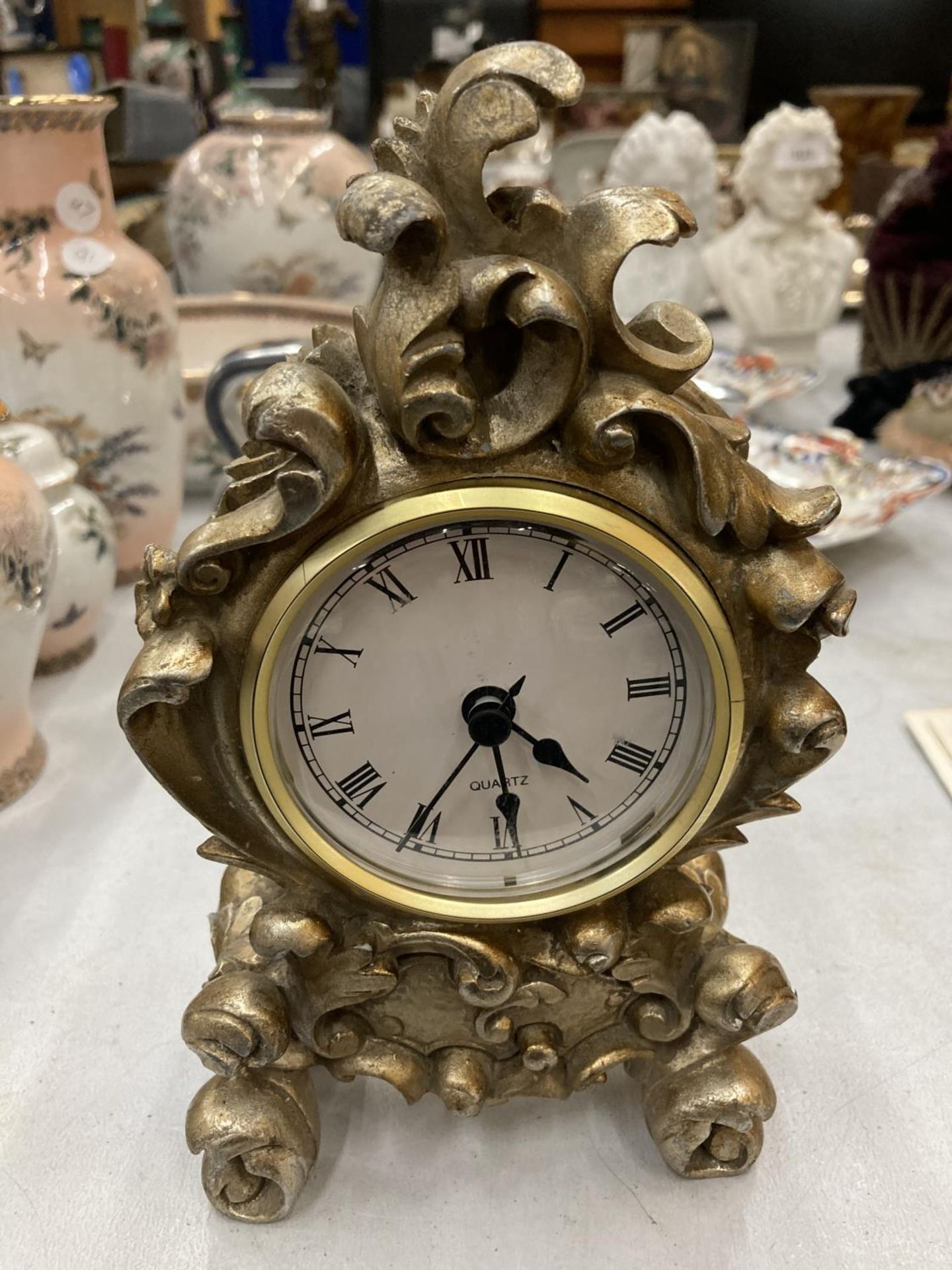 AN ORNATE VINTAGE STYLE MANTLE CLOCK HEIGHT 21CM