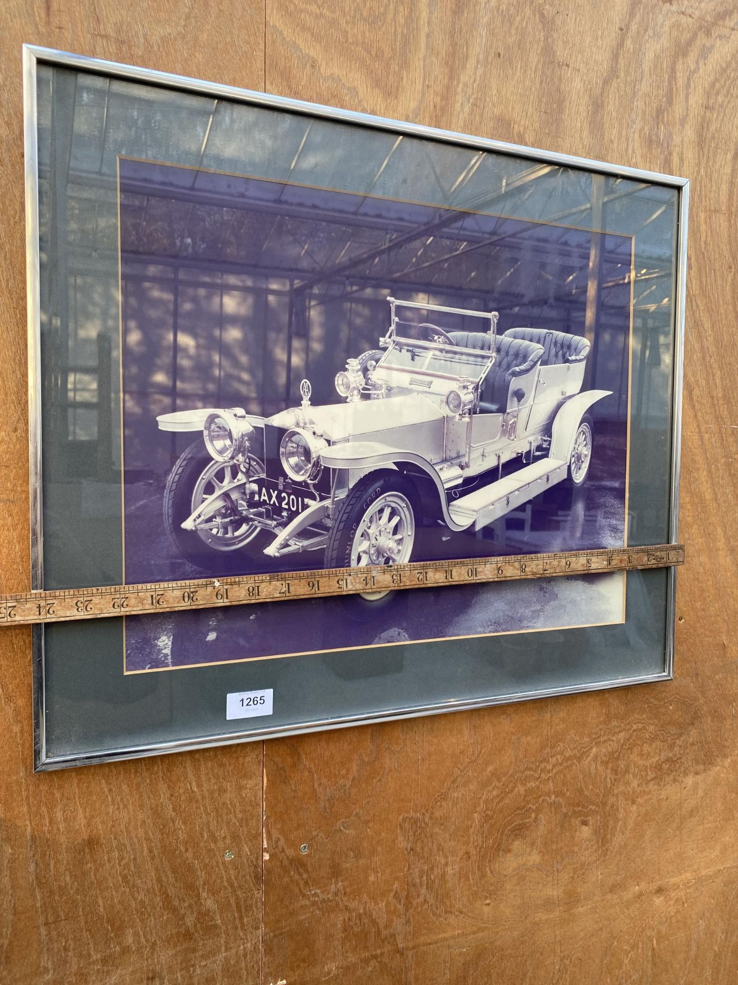 A FRAMED PRINT OF A VINTAGE ROLLS ROYCE 'THE SILVER GHOST' - Image 2 of 3