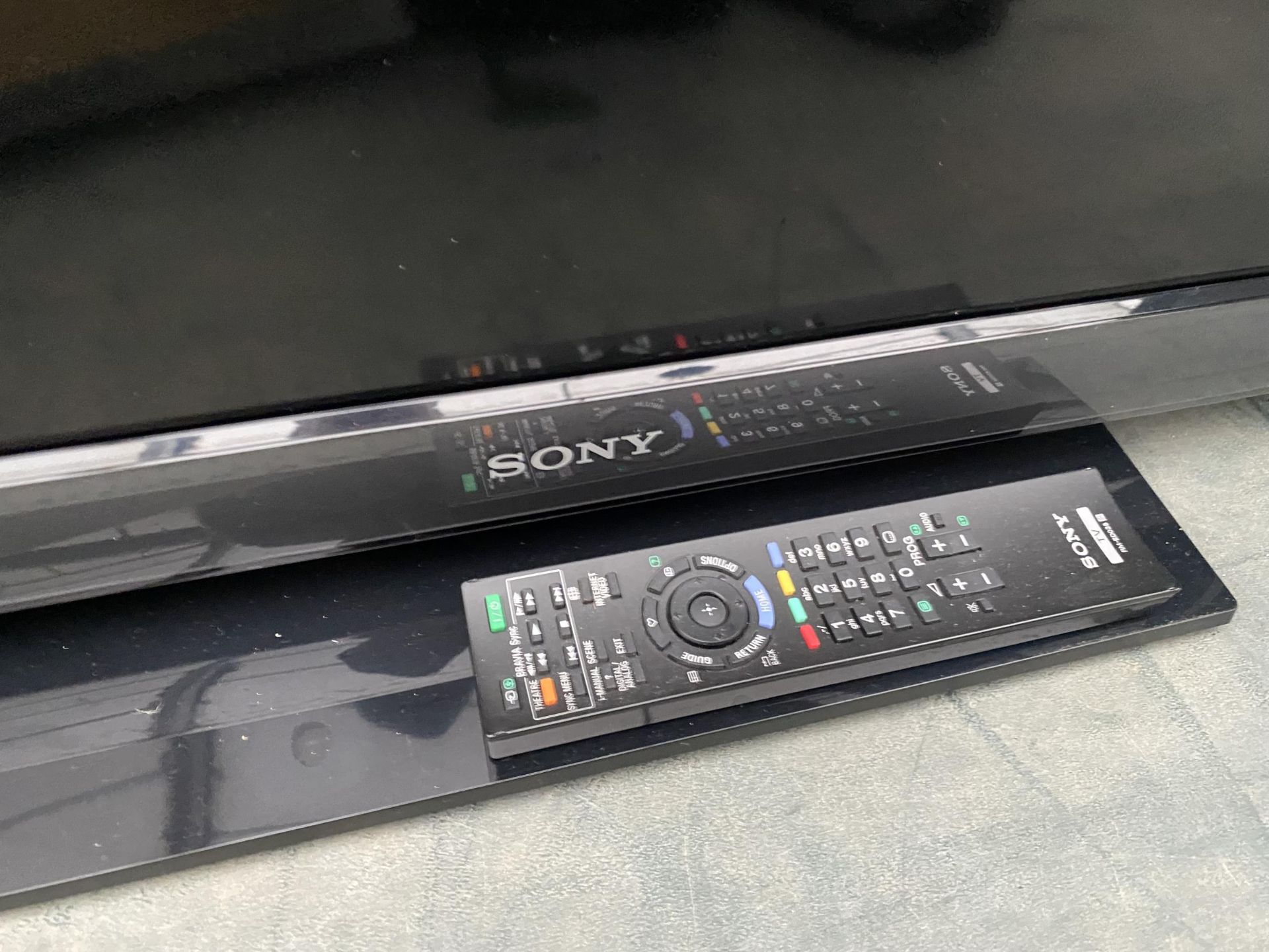 A SONY 32" TELEVISION WITH REMOTE CONTROL - Bild 2 aus 3