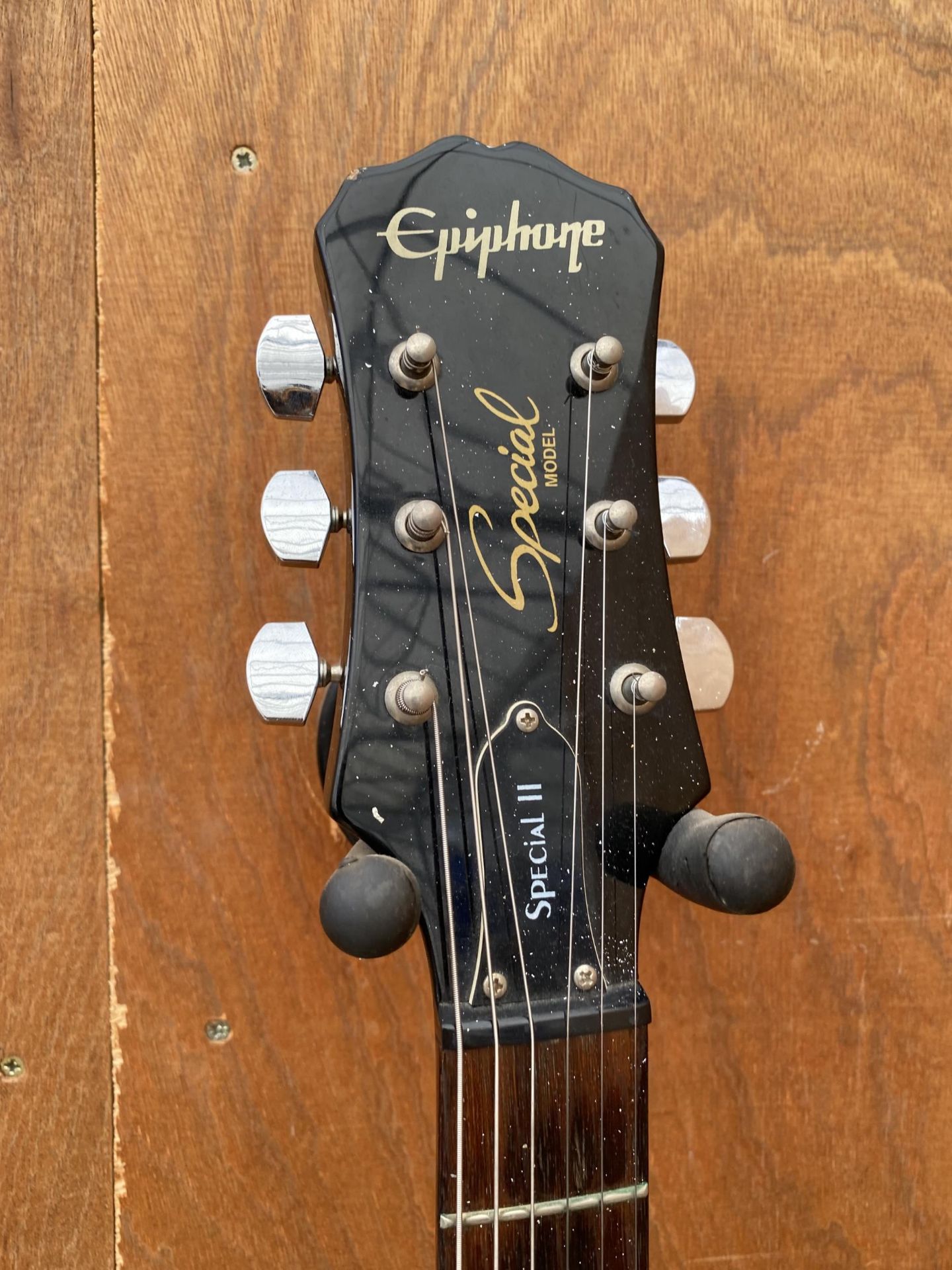 AN EPIPHONE SPECIAL MODEL ELECTRIC GUITAR - Image 3 of 3