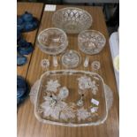 A QUANTITY OF GLASSWARE TO INCLUDE BOWLS, NAPKIN RINGS, VINEGAR BOTTLE, TRAY, ETC