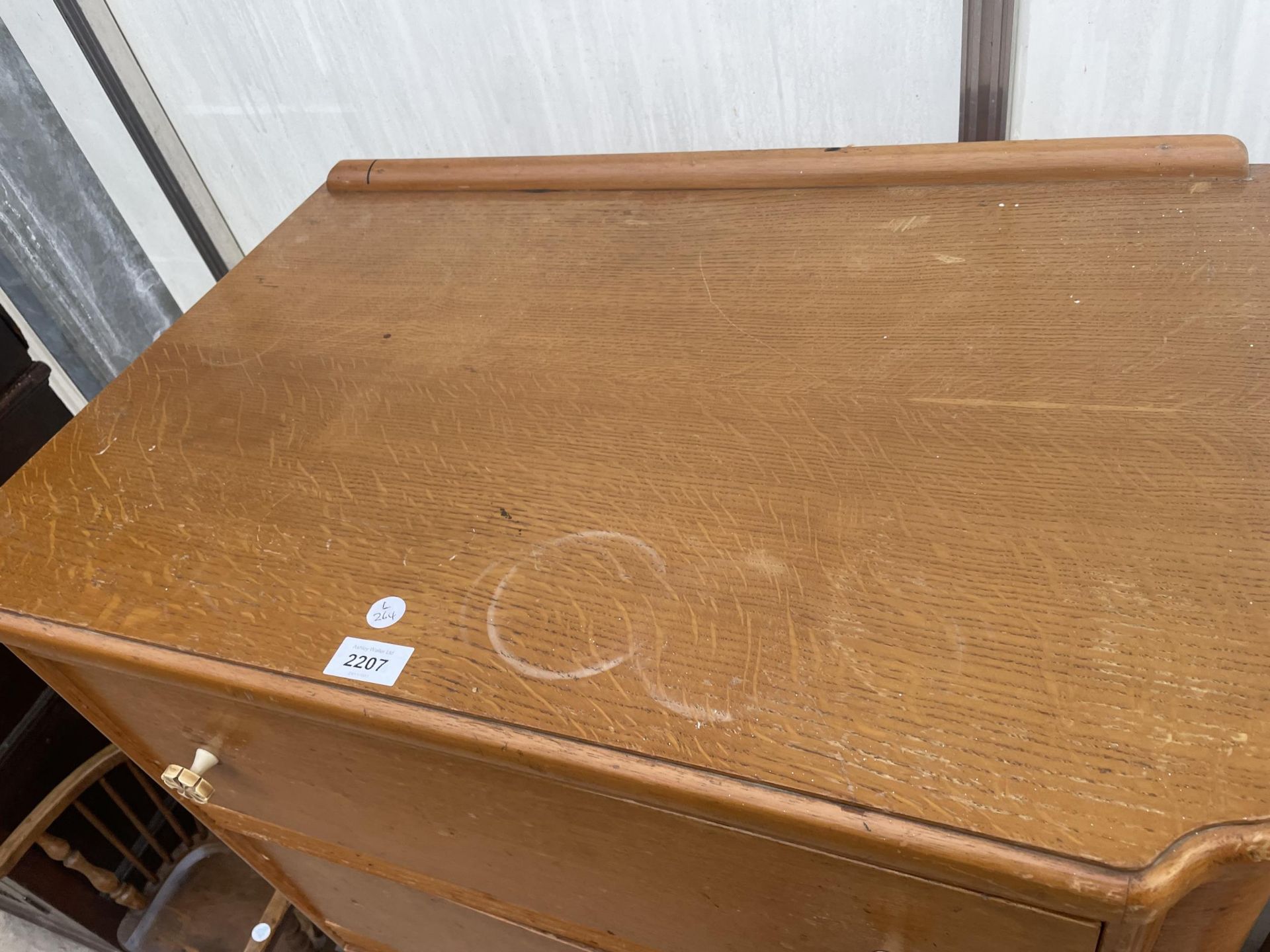 A MID 20TH CENTURY LIGHT OAK CHEST OF FOUR DRAWERS, 28" WIDE - Image 2 of 4