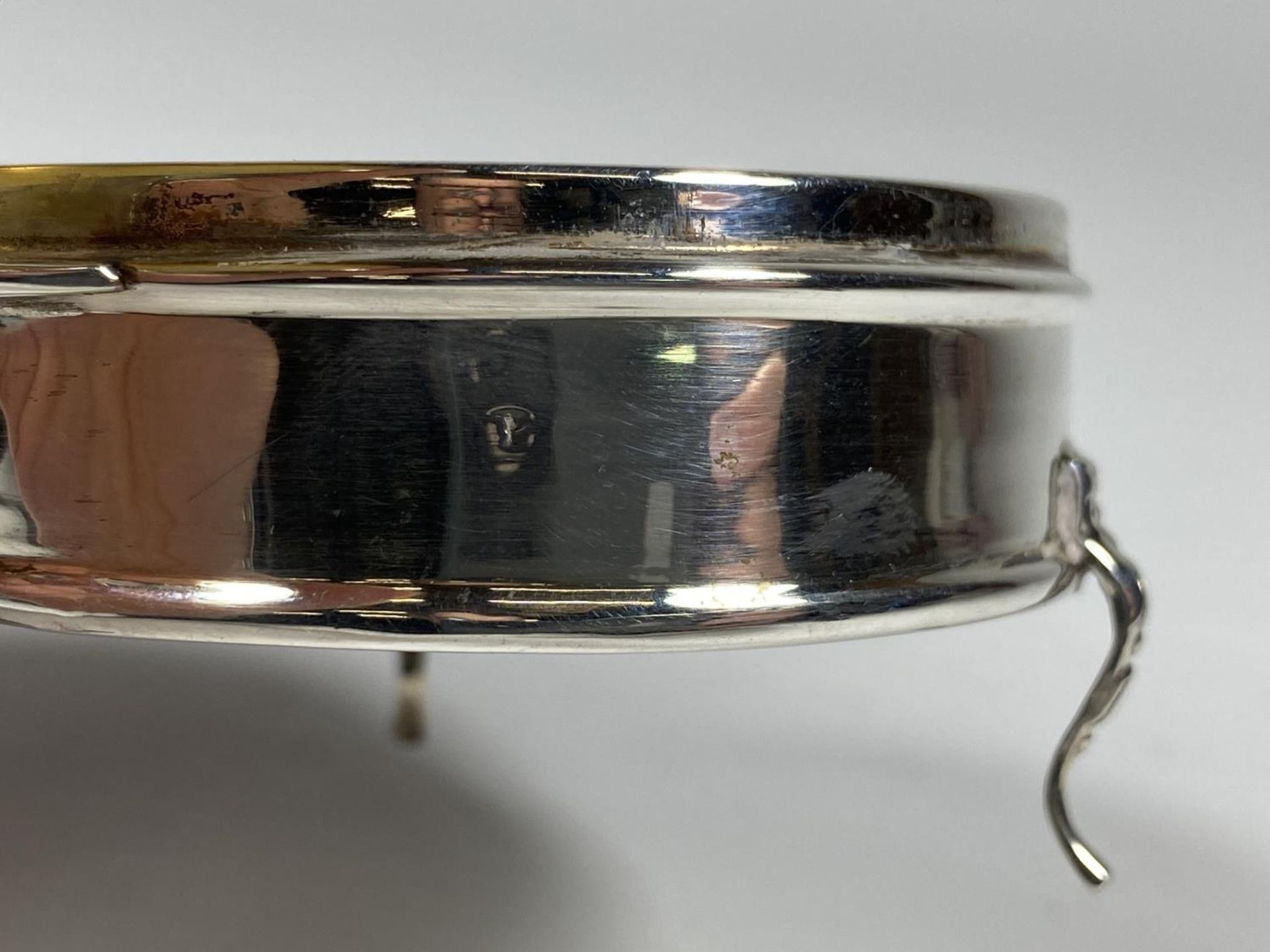 A HALLMARKED SILVER LIDDED TRINKET BOX, MARKS HEAVILY RUBBED, WEIGHT 46G - Image 3 of 4