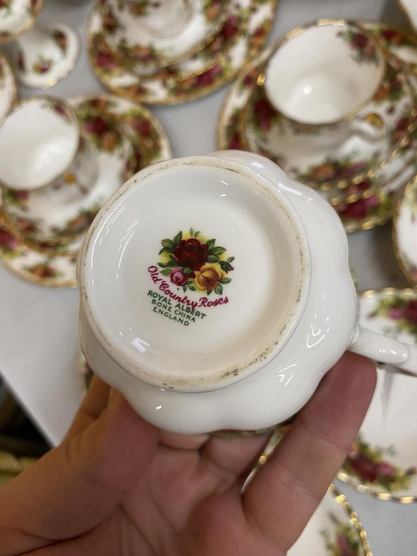 A LARGE THRITY SIX PIECE ROYAL ALBERT OLD COUNTRY ROSES DINNER SERVICE COMPRISING TEAPOT, THREE TIER - Image 4 of 4